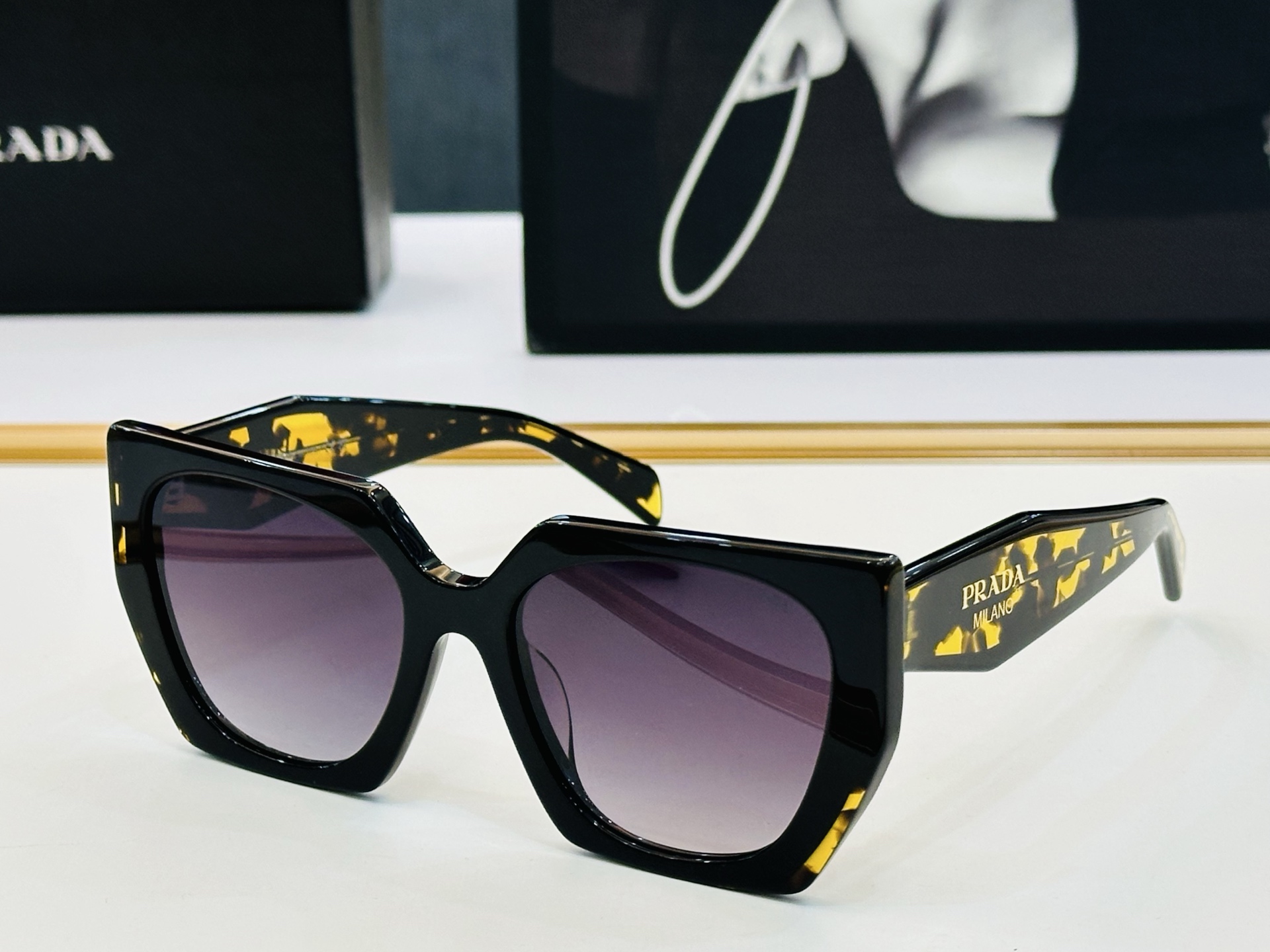 🔺PRAD*🔻普家 SPR15W  Size：55口20-145 眼镜系列堪称精湛制作 彰显独特个 L最