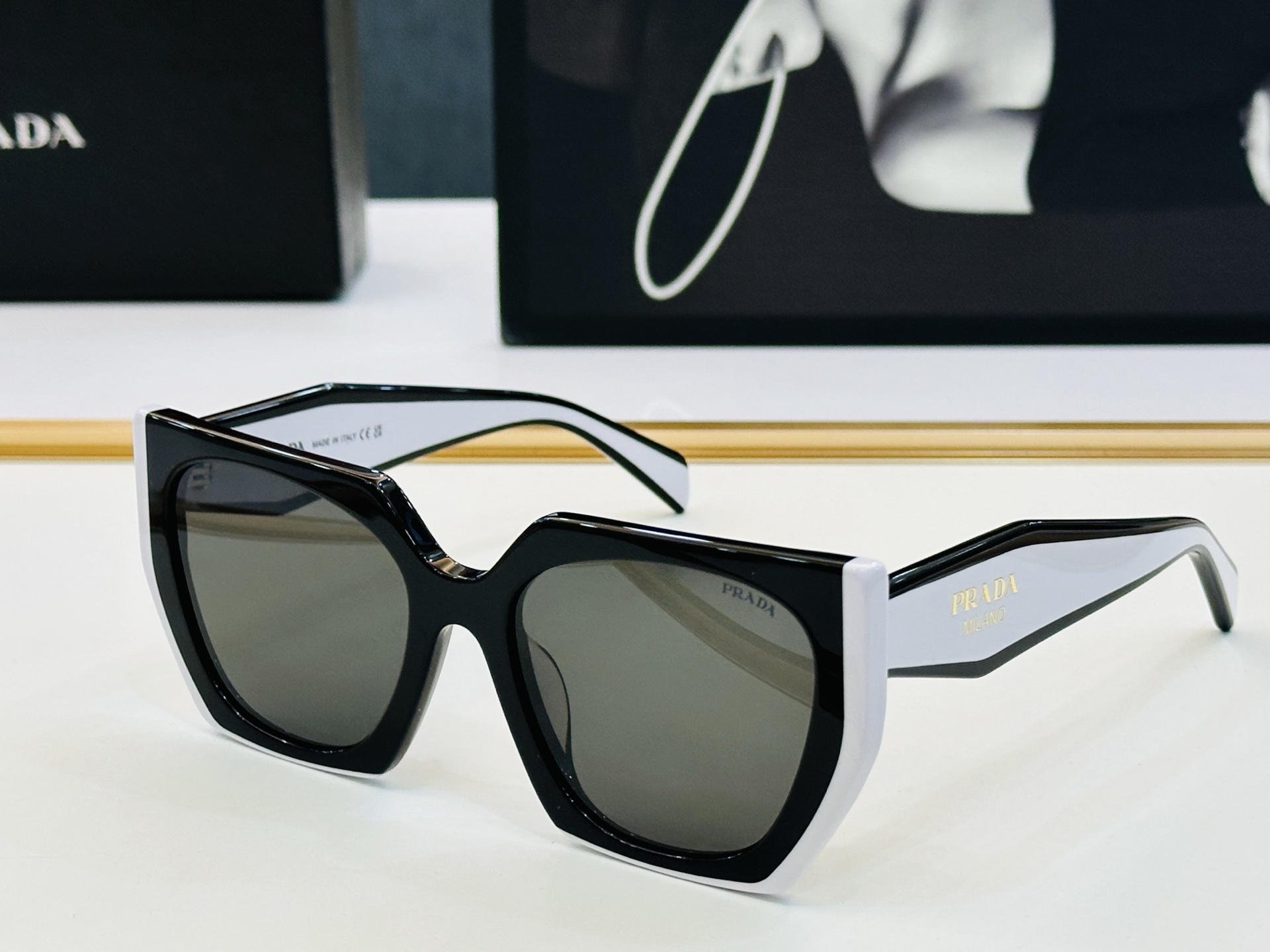 🔺PRAD*🔻普家 SPR15W  Size：55口20-145 眼镜系列堪称精湛制作 彰显独特个 L最