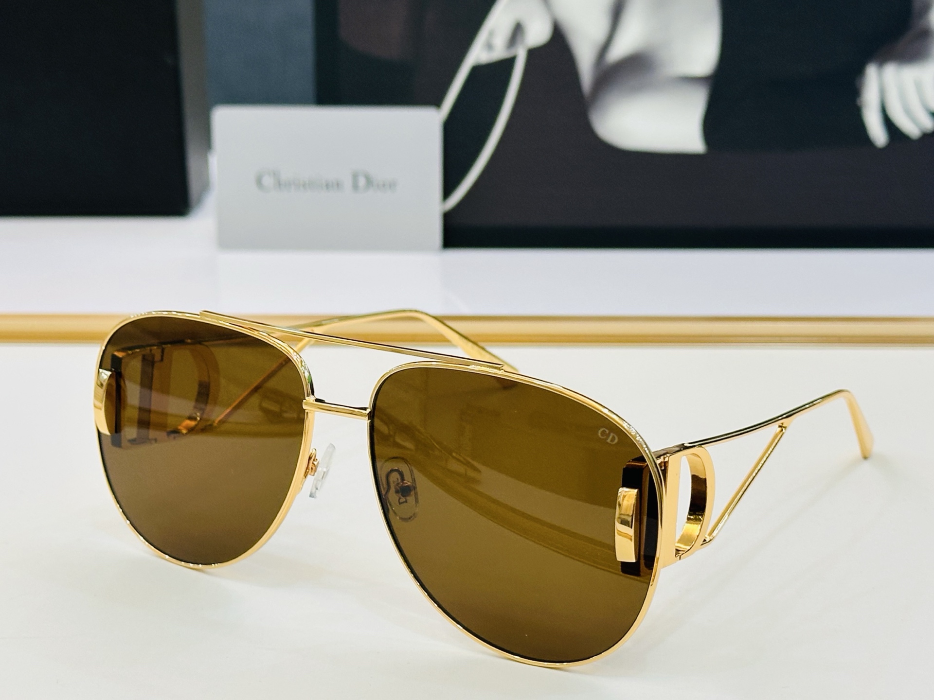 🔻DIO* 10AO 迪家 Size：65口16-140  春夏款墨镜 😎🔆。。搭配镜腿精致烫字配饰 b