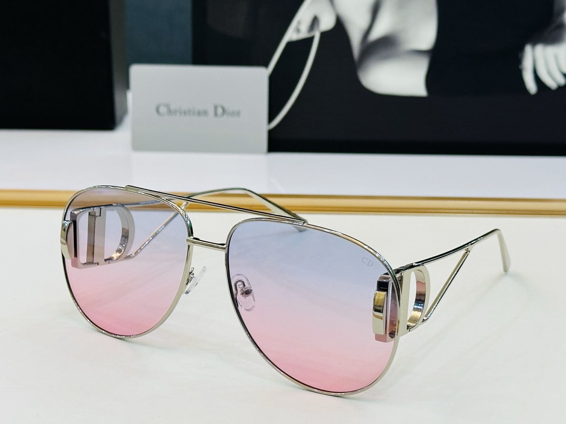 🔻DIO* 10AO 迪家 Size：65口16-140  春夏款墨镜 😎🔆。。搭配镜腿精致烫字配饰 b