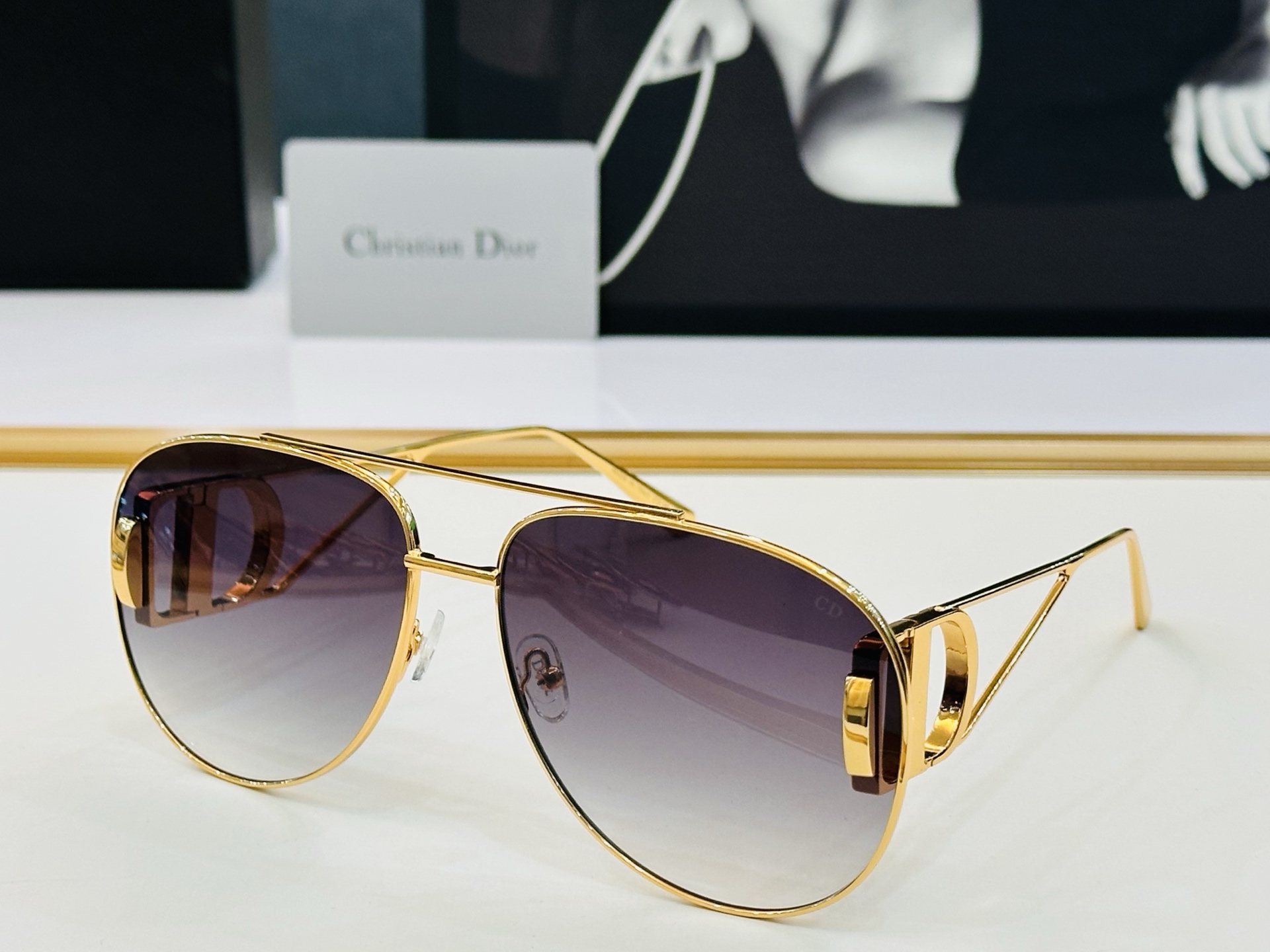 🔻DIO* 10AO 迪家 Size：65口16-140  春夏款墨镜 😎🔆。。搭配镜腿精致烫字配饰 b