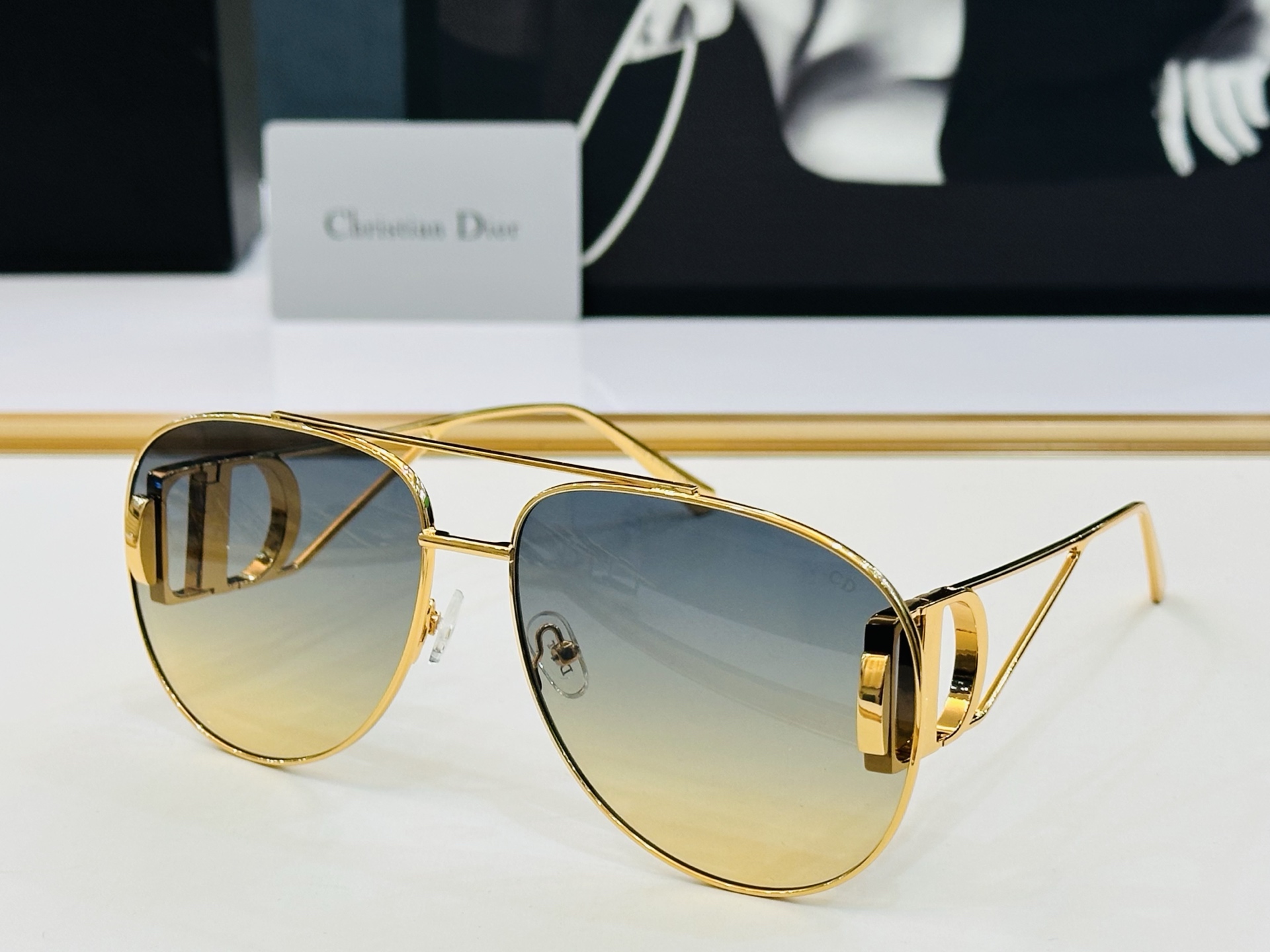 🔻DIO* 10AO 迪家 Size：65口16-140  春夏款墨镜 😎🔆。。搭配镜腿精致烫字配饰 b