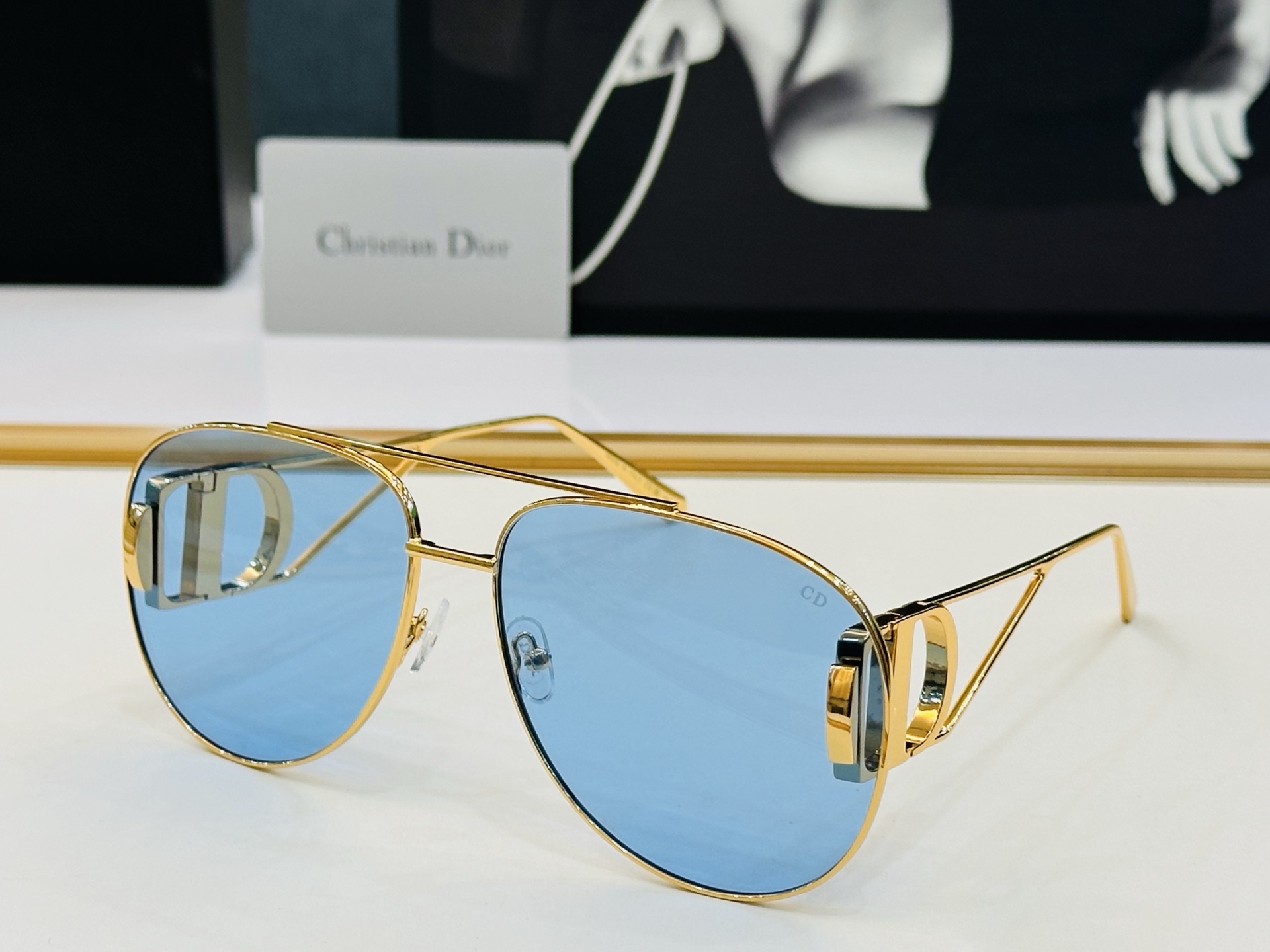 🔻DIO* 10AO 迪家 Size：65口16-140  春夏款墨镜 😎🔆。。搭配镜腿精致烫字配饰 b