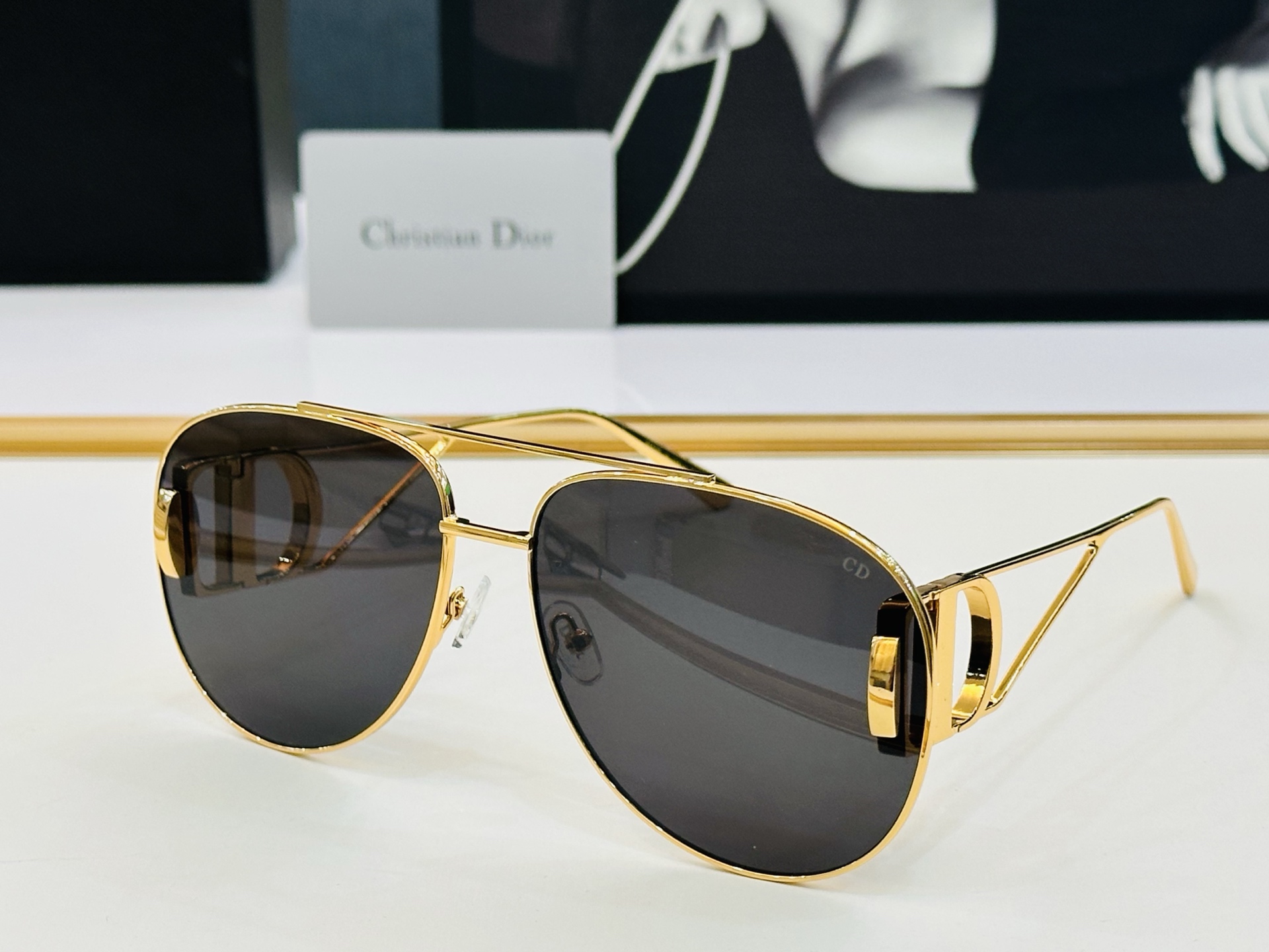 🔻DIO* 10AO 迪家 Size：65口16-140  春夏款墨镜 😎🔆。。搭配镜腿精致烫字配饰 b