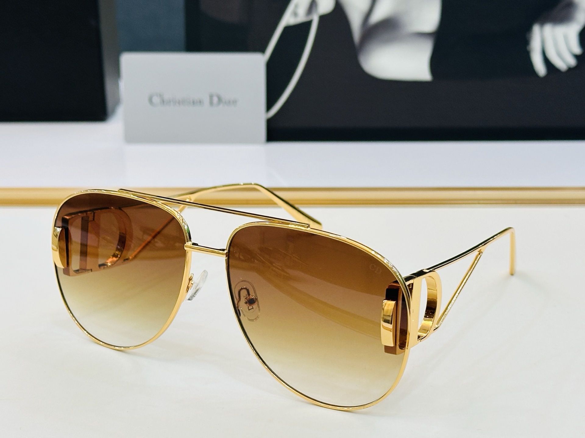 🔻DIO* 10AO 迪家 Size：65口16-140  春夏款墨镜 😎🔆。。搭配镜腿精致烫字配饰 b