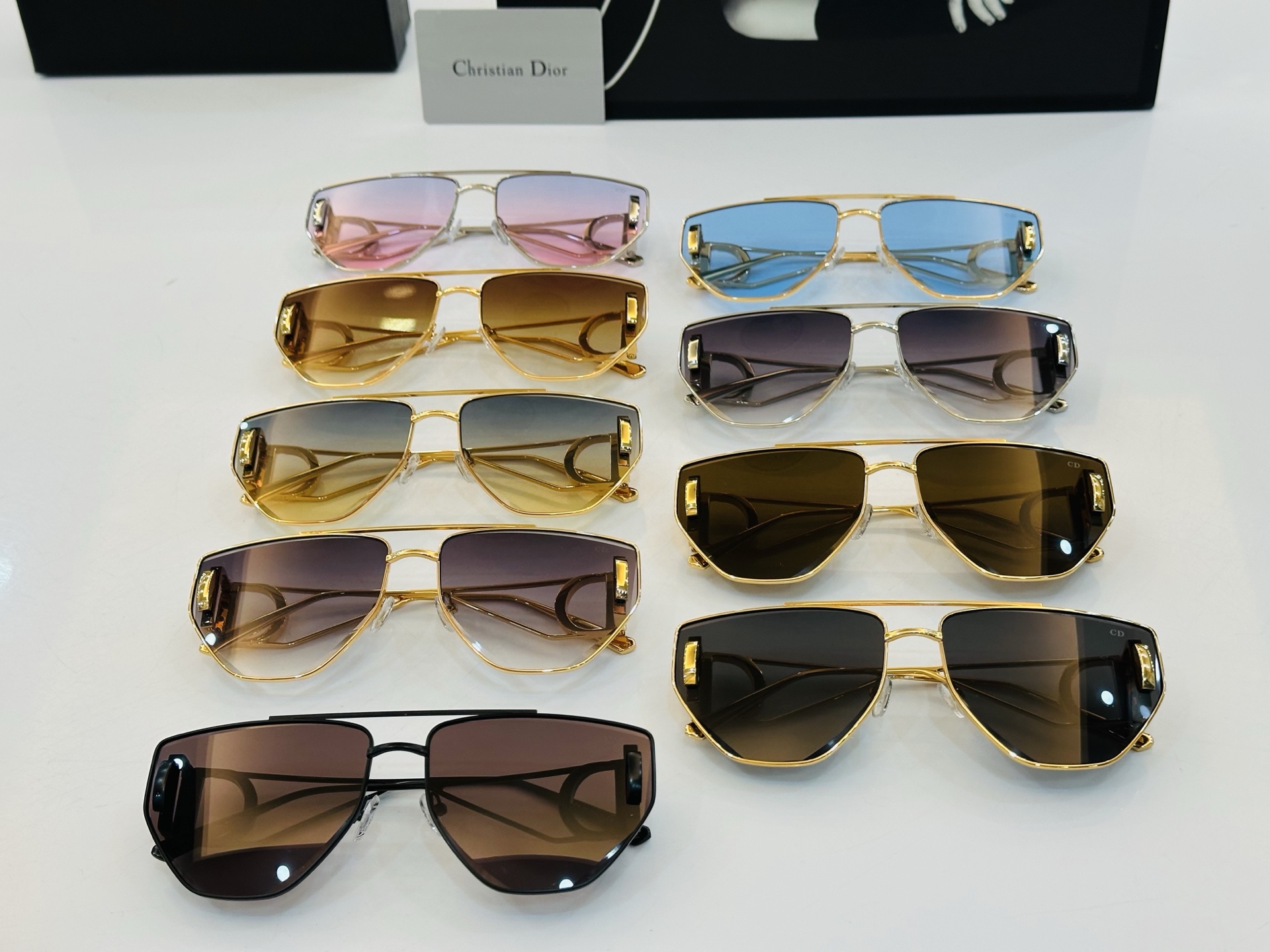 🔻DIO* 10A2 迪家 Size：64口16-140  春夏款墨镜 😎🔆。。搭配镜腿精致烫字配饰 b