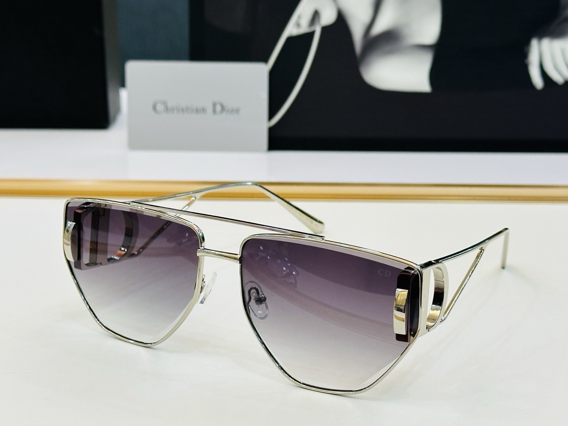 🔻DIO* 10A2 迪家 Size：64口16-140  春夏款墨镜 😎🔆。。搭配镜腿精致烫字配饰 b