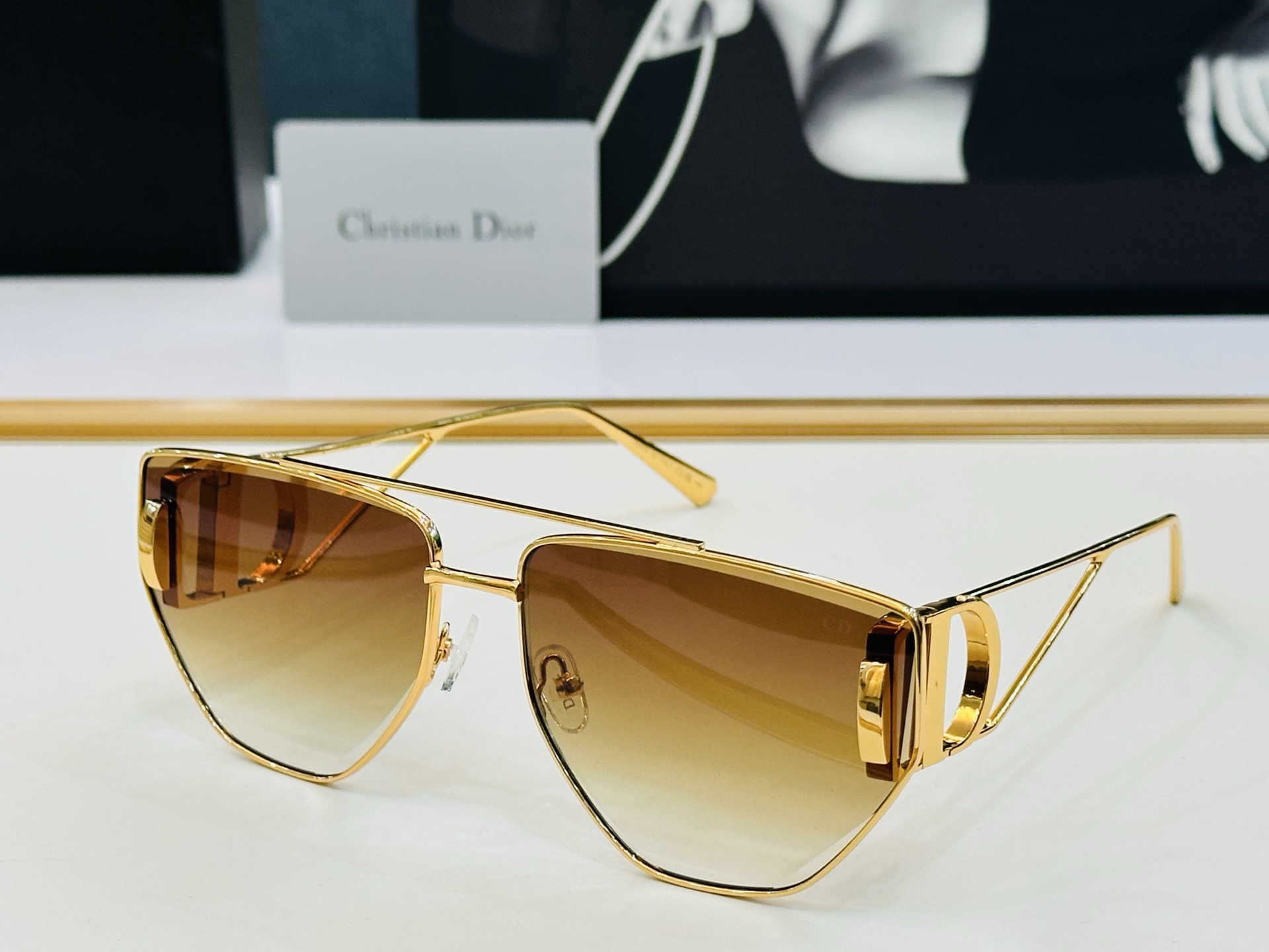 🔻DIO* 10A2 迪家 Size：64口16-140  春夏款墨镜 😎🔆。。搭配镜腿精致烫字配饰 b