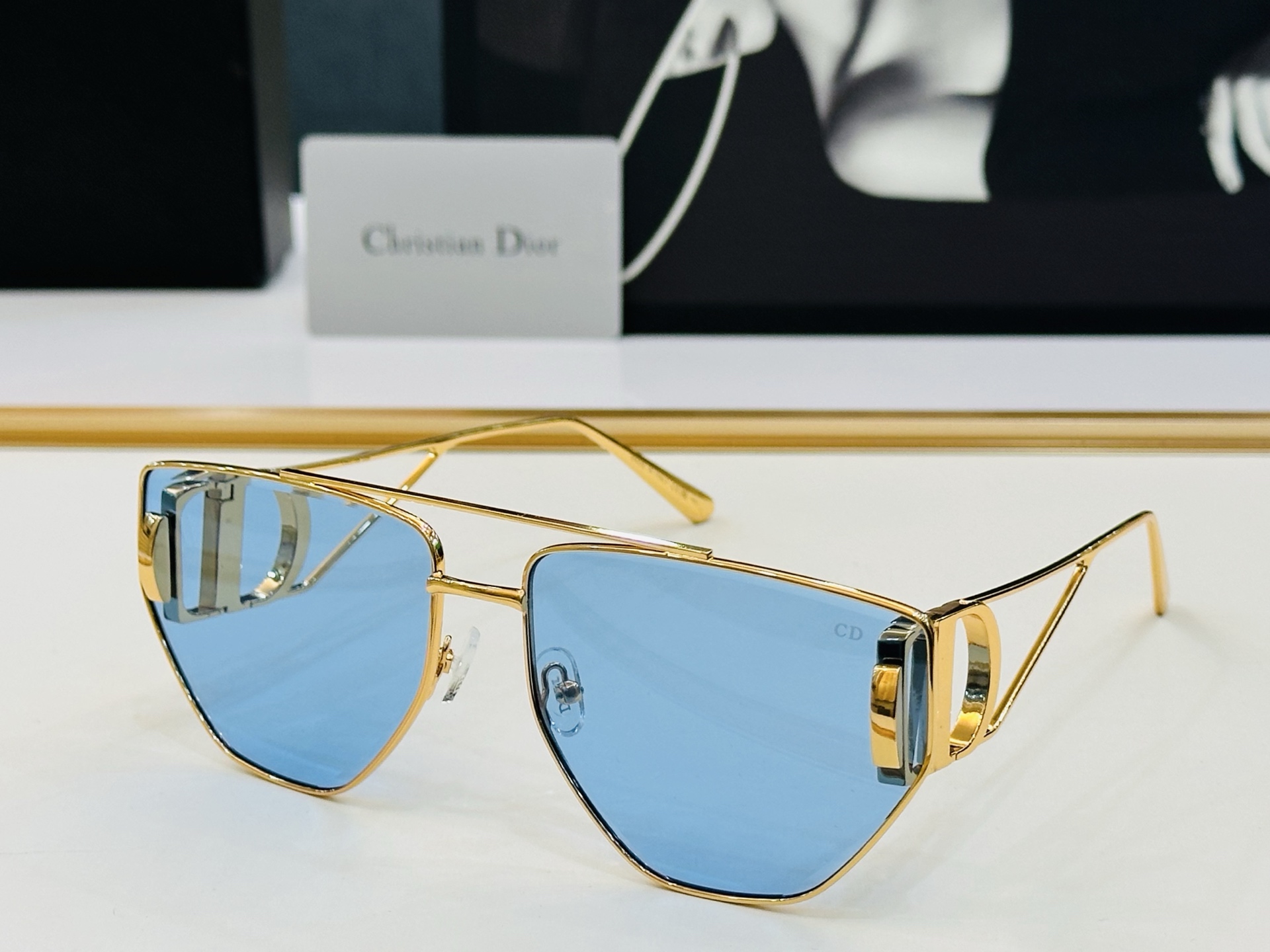 🔻DIO* 10A2 迪家 Size：64口16-140  春夏款墨镜 😎🔆。。搭配镜腿精致烫字配饰 b