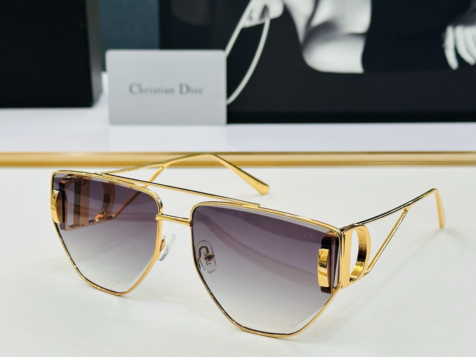 🔻DIO* 10A2 迪家 Size：64口16-140  春夏款墨镜 😎🔆。。搭配镜腿精致烫字配饰 b