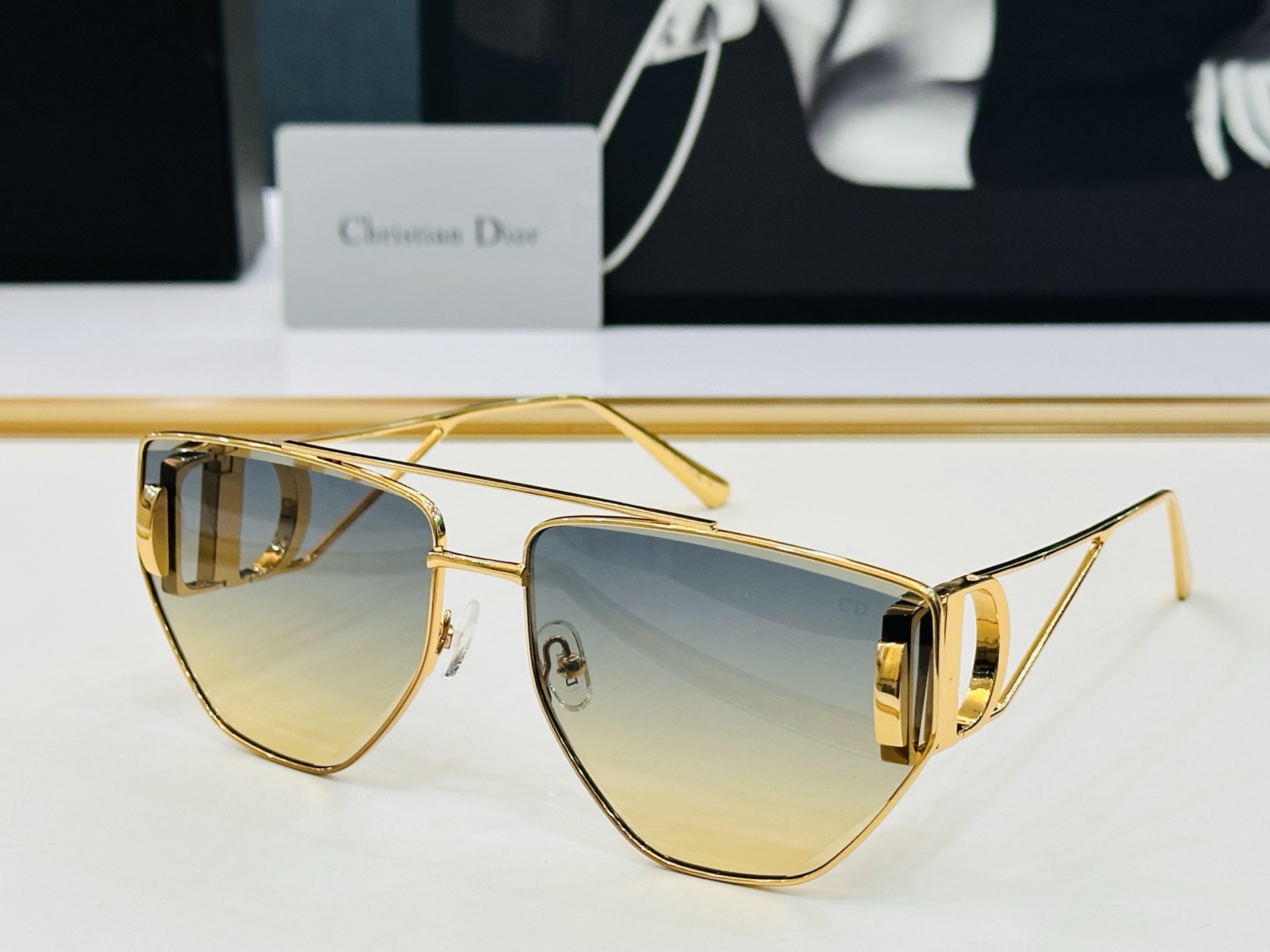 🔻DIO* 10A2 迪家 Size：64口16-140  春夏款墨镜 😎🔆。。搭配镜腿精致烫字配饰 b