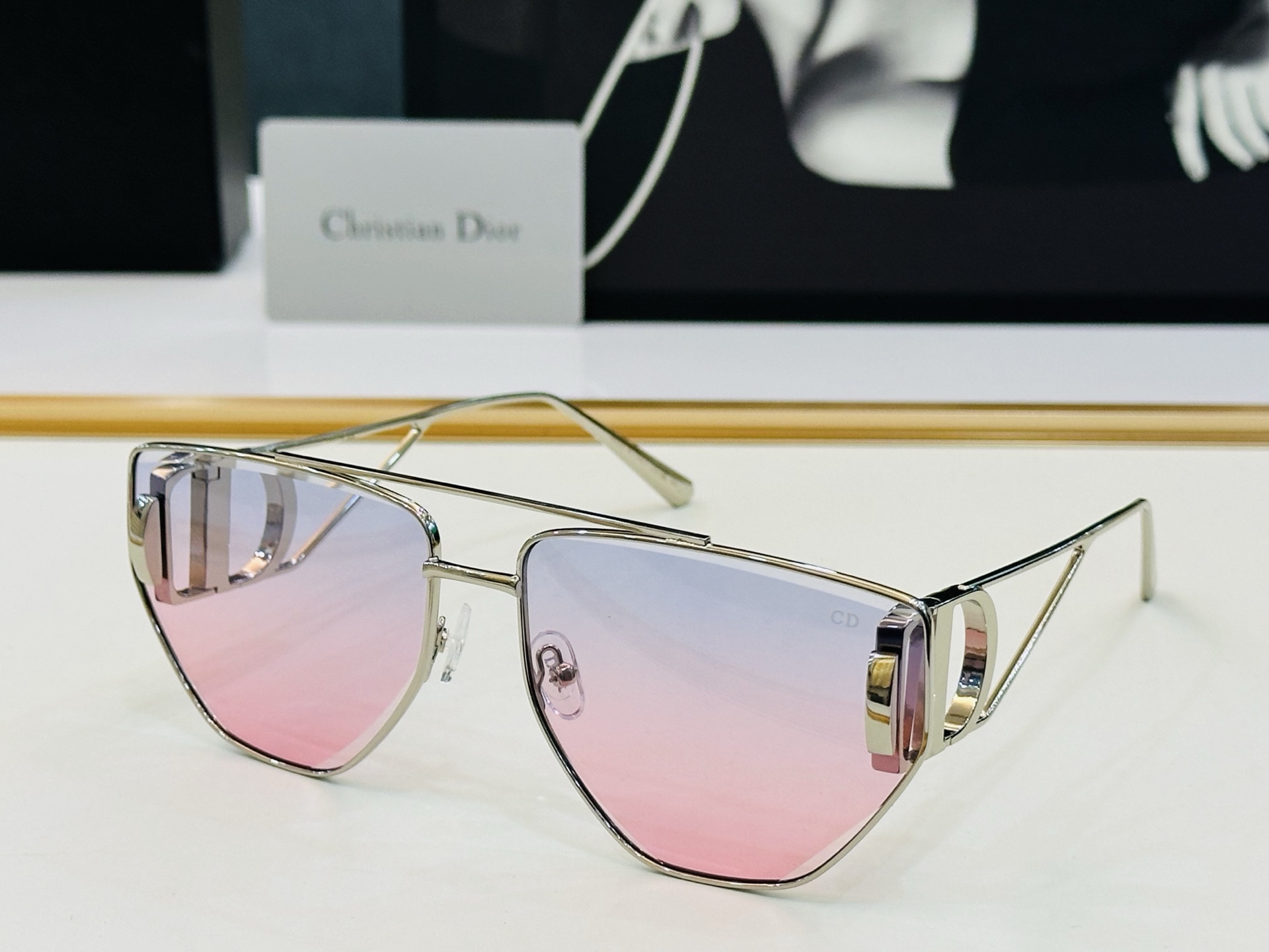 🔻DIO* 10A2 迪家 Size：64口16-140  春夏款墨镜 😎🔆。。搭配镜腿精致烫字配饰 b