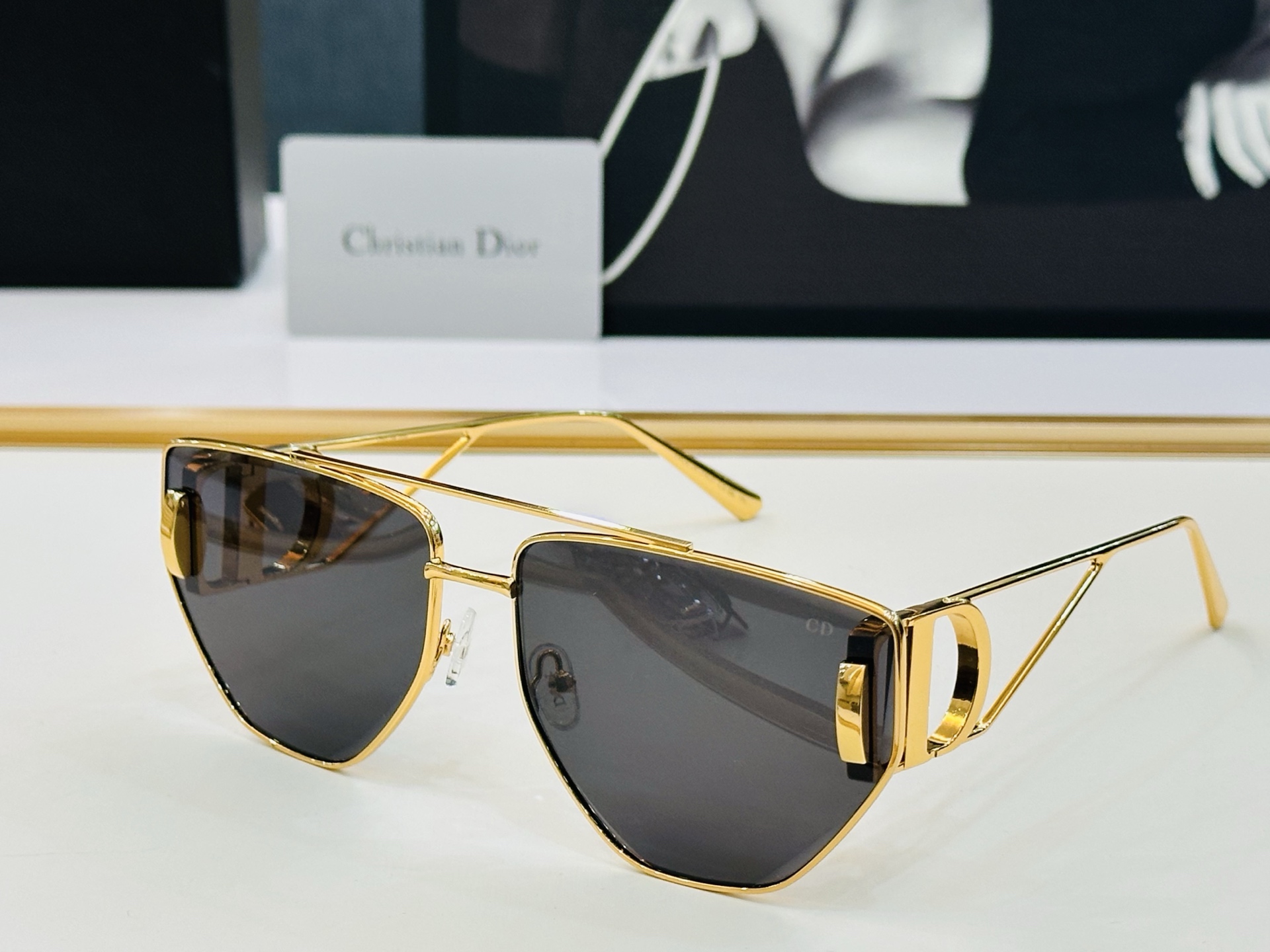 🔻DIO* 10A2 迪家 Size：64口16-140  春夏款墨镜 😎🔆。。搭配镜腿精致烫字配饰 b