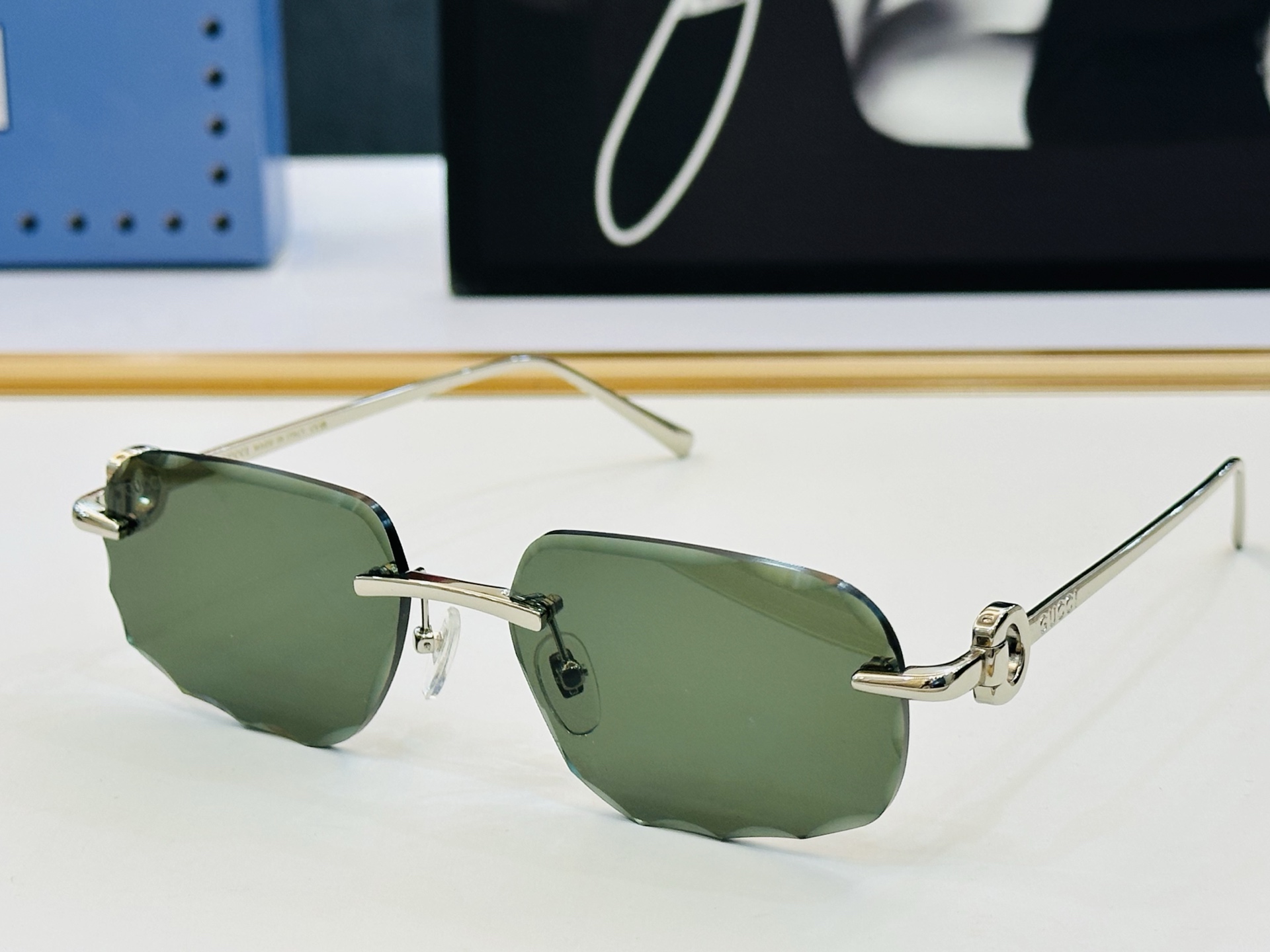 GUCC* 古家 GG1657 🐝🐝系列 Size：56口17-143 🍁🍁 X 超绝品质太阳镜 。