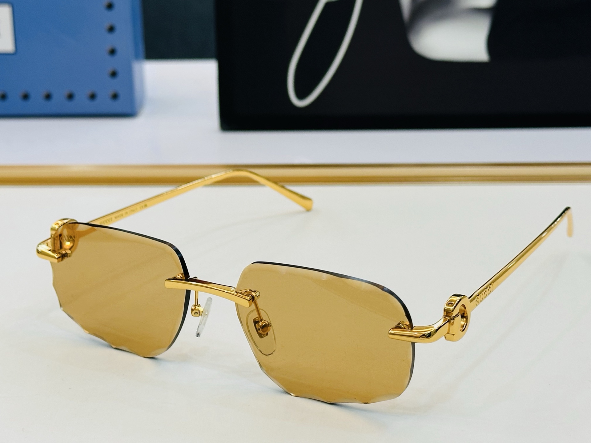 GUCC* 古家 GG1657 🐝🐝系列 Size：56口17-143 🍁🍁 X 超绝品质太阳镜 。