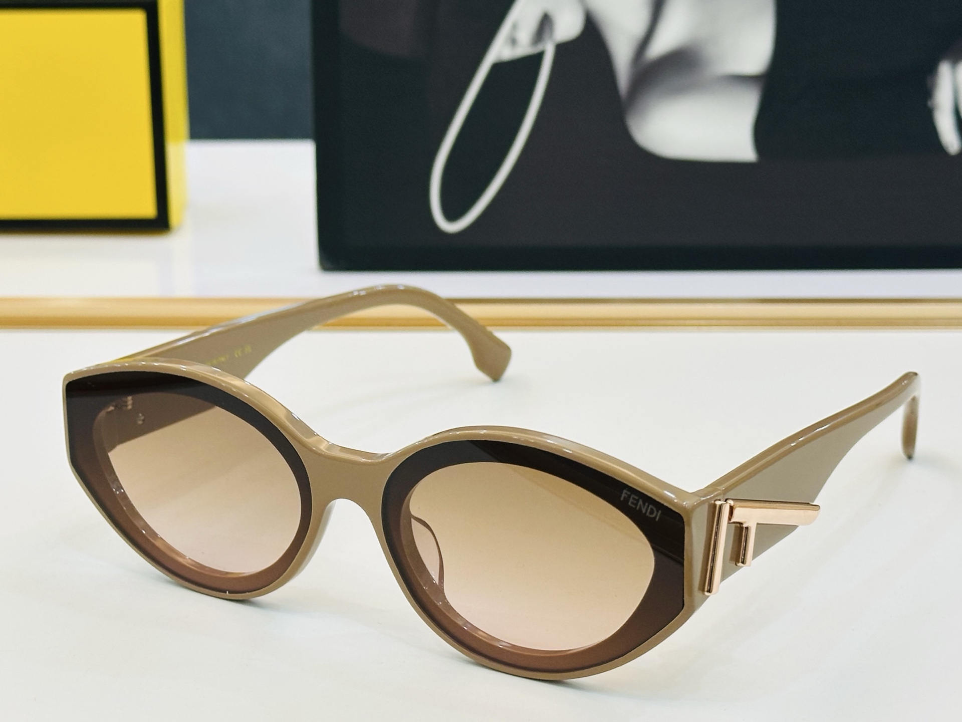 FEND* 芬家 FOA056V Size：63口15-145 👍👍标新立异 👄👄C适合各种脸型 