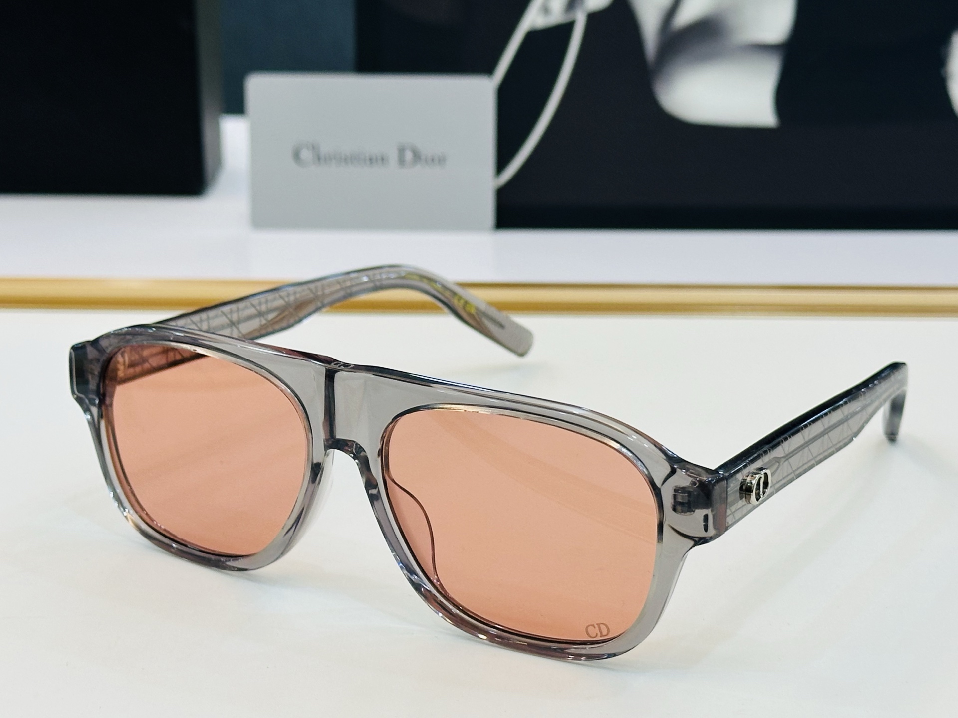 🔻🔻🔻DIO* 迪家 A1F Size：57口16-145  春夏款墨镜 😎🔆 C搭配镜腿精致 质量上佳