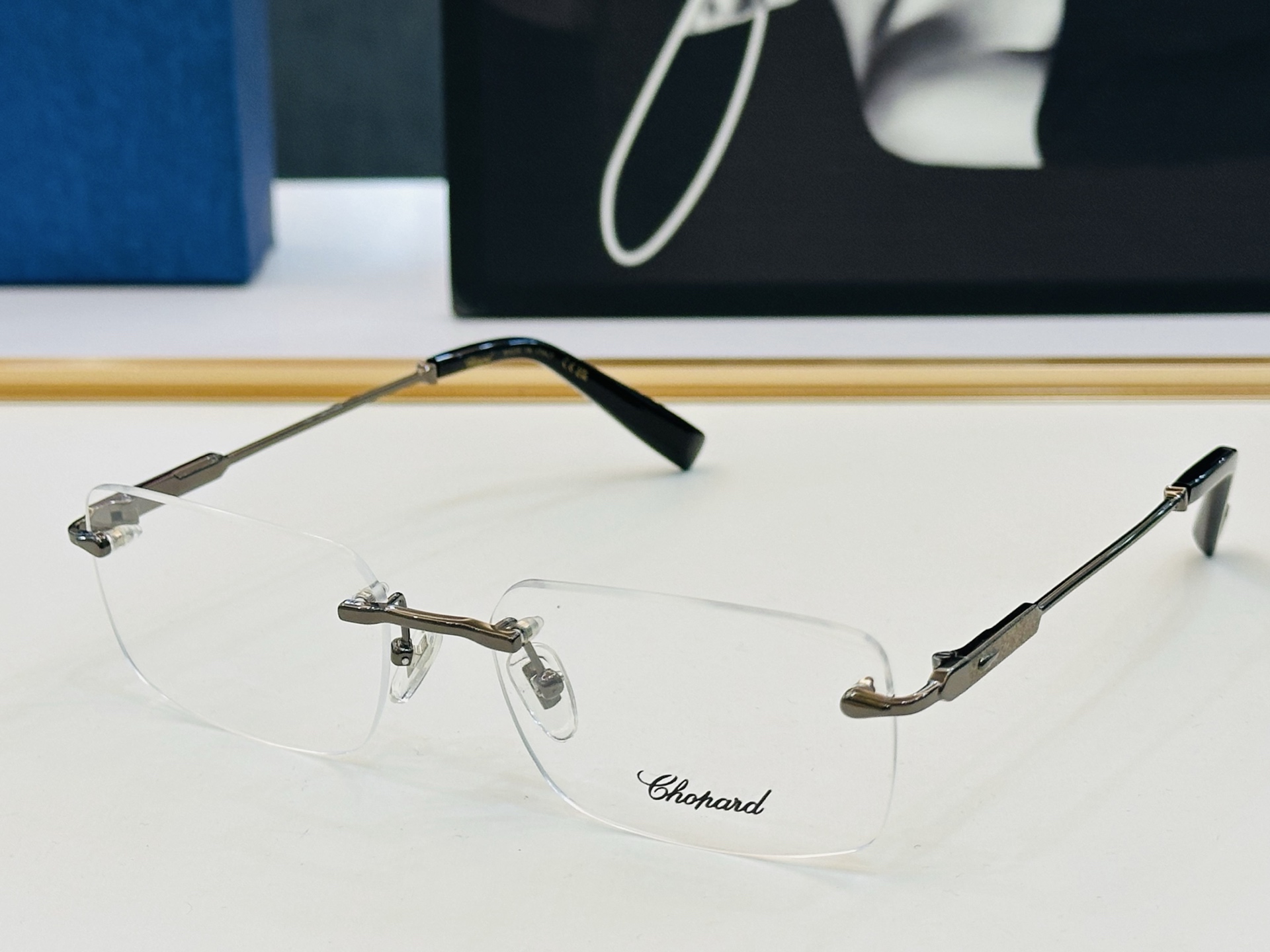 原版 ChoPard肖邦 MODEL VCHG57 Size：57口17-145 以现代时尚的设计风格 