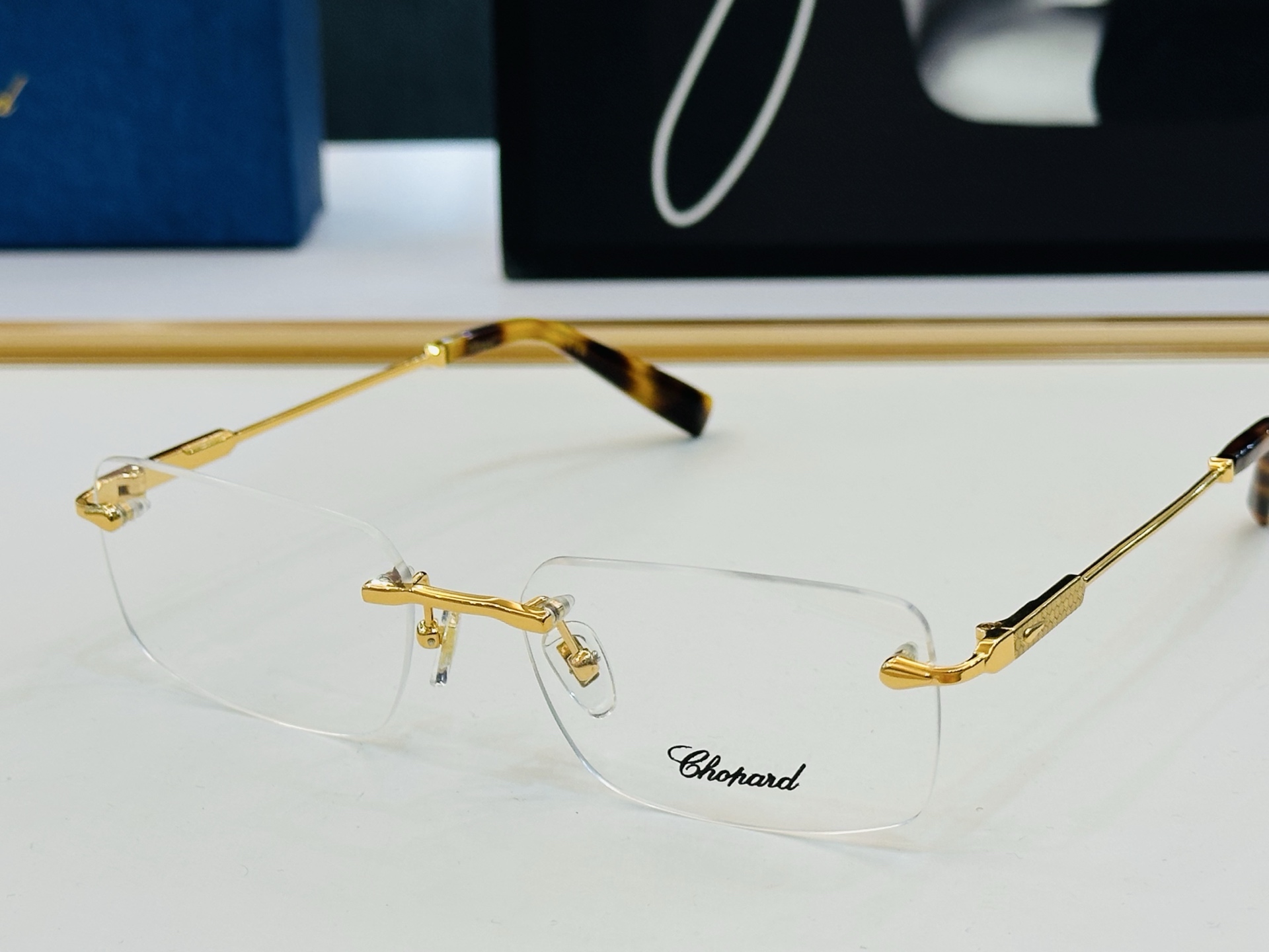 原版 ChoPard肖邦 MODEL VCHG57 Size：57口17-145 以现代时尚的设计风格 