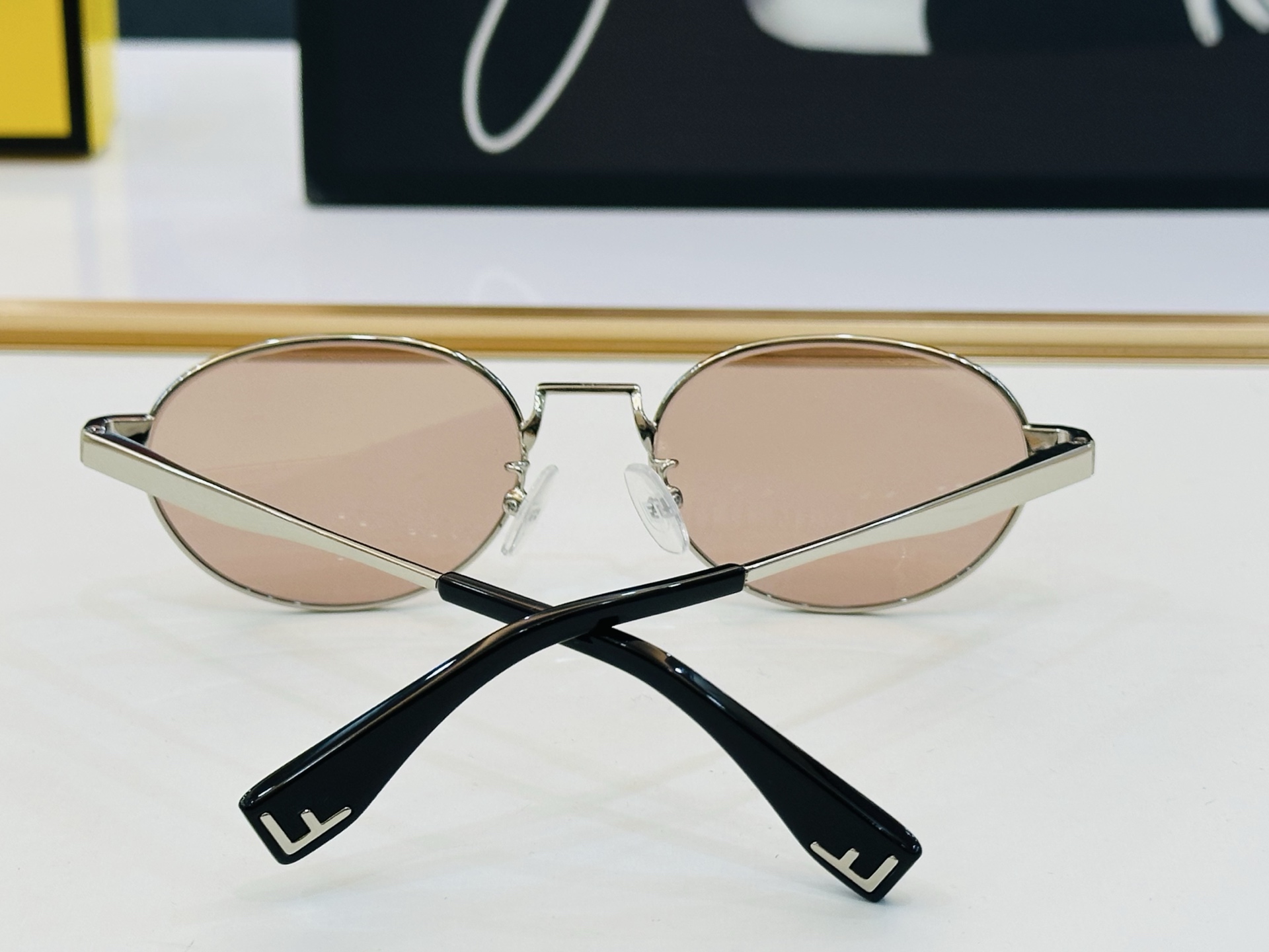 FEND* 芬家 FE40196U Size：54口18-140 👍👍标新立异 👄👄F 适合各种脸型 