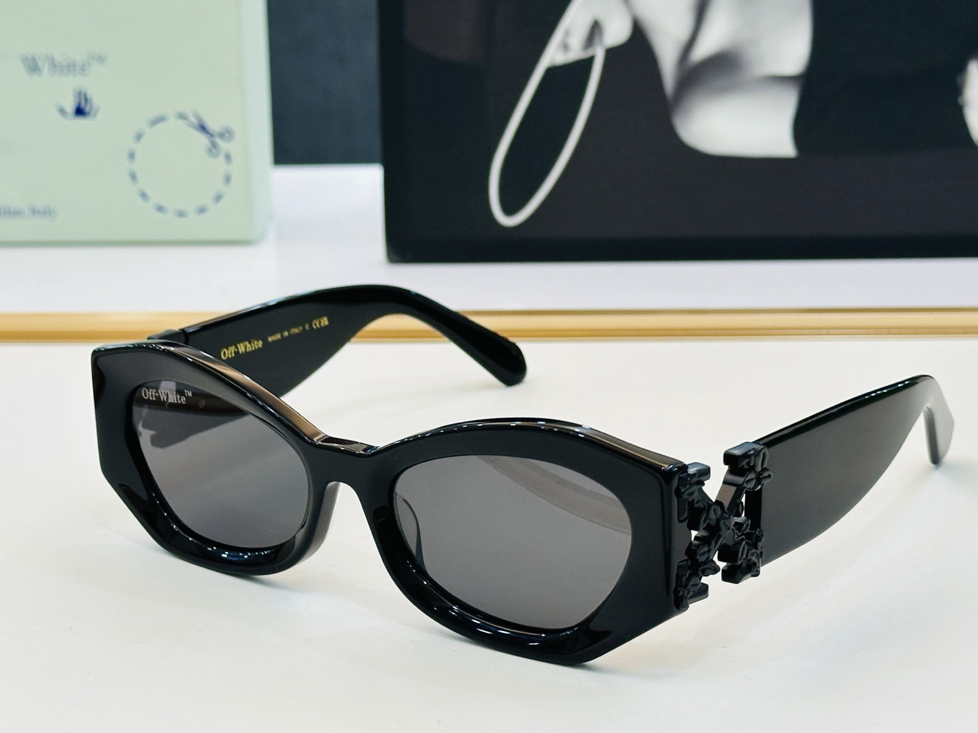 NO:373911,Official website OFF WHITE MODEL:VRAME SIZE: 56-door 20-140 b Fashion sunglasses Glasses Sunglasses Sunglasses, glasses, off white19860909官网款 OFF WHITE MODEL:VRAME SIZE: 56口20-140 b时尚太阳镜 眼镜墨镜太阳镜,眼镜,off white,glasses