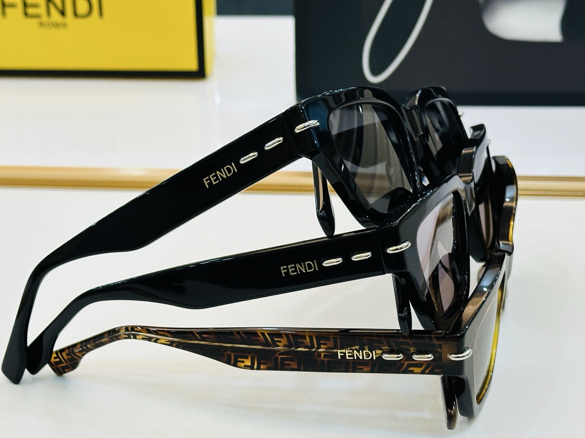 FEND* 芬家 FE40191 Size：50口24-145 👍👍标新立异 👄👄F 适合各种脸型