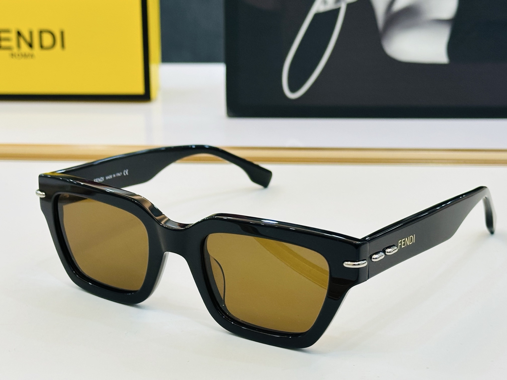 FEND* 芬家 FE40191 Size：50口24-145 👍👍标新立异 👄👄F 适合各种脸型