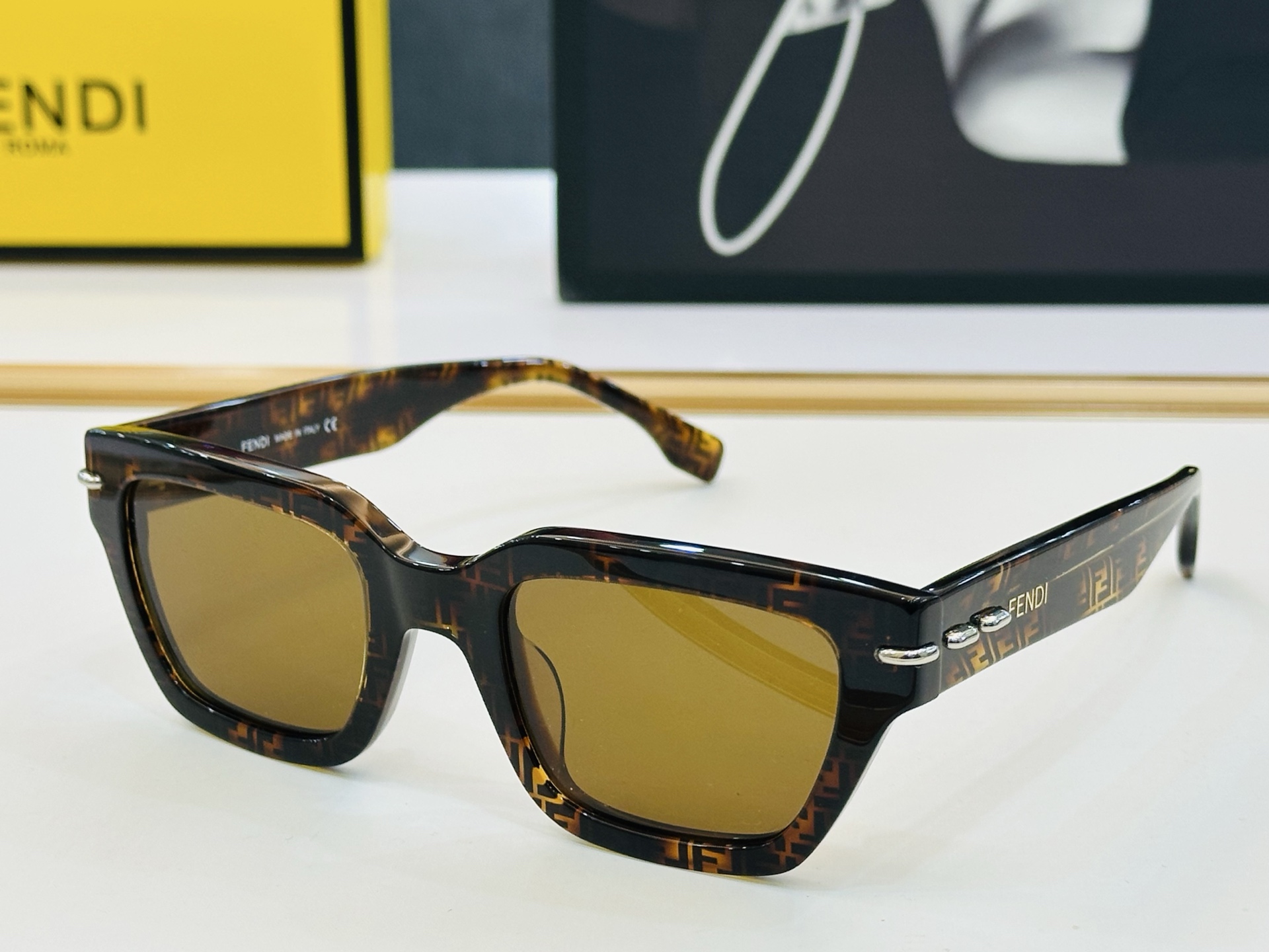 FEND* 芬家 FE40191 Size：50口24-145 👍👍标新立异 👄👄F 适合各种脸型