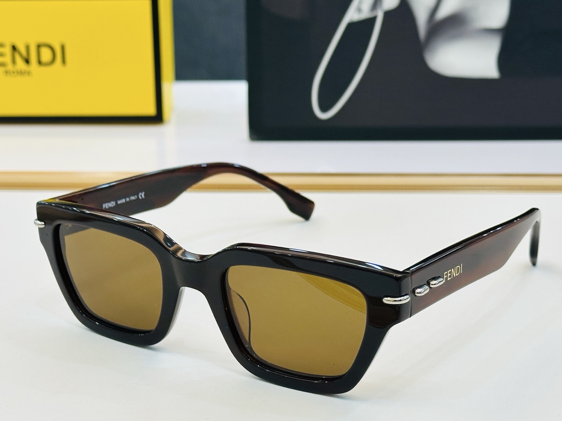 FEND* 芬家 FE40191 Size：50口24-145 👍👍标新立异 👄👄F 适合各种脸型