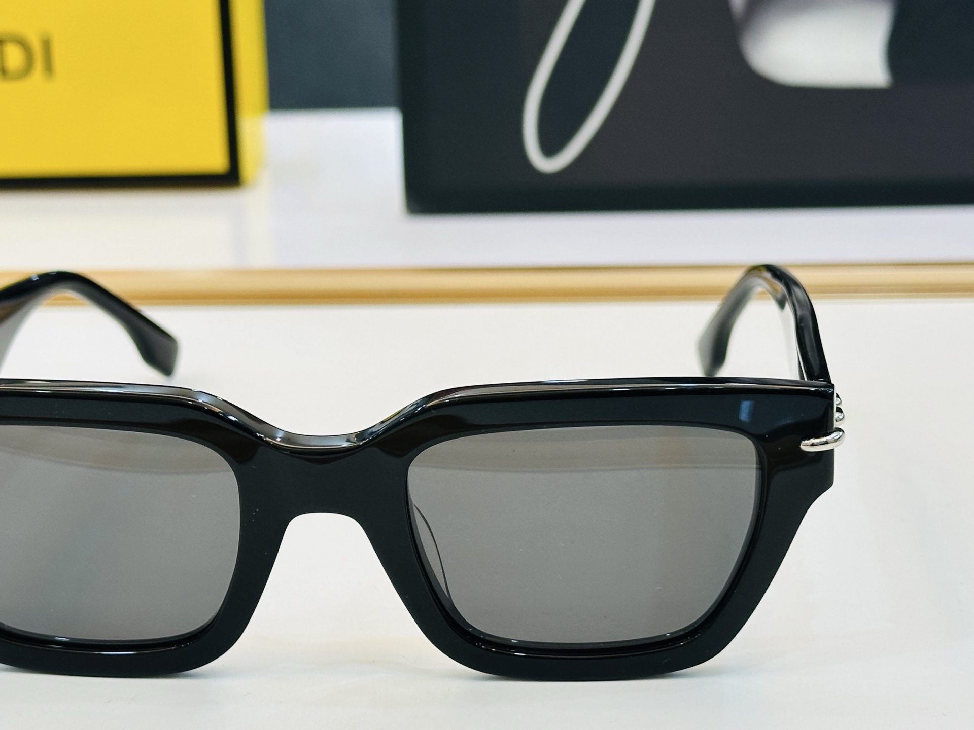 FEND* 芬家 FE40191 Size：50口24-145 👍👍标新立异 👄👄F 适合各种脸型