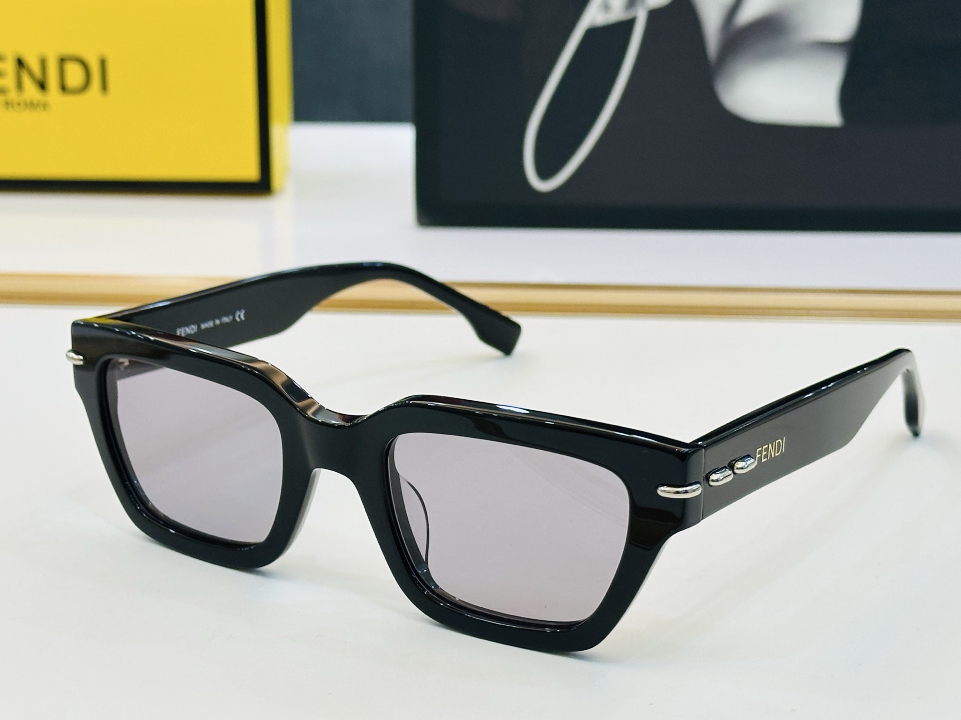 FEND* 芬家 FE40191 Size：50口24-145 👍👍标新立异 👄👄F 适合各种脸型