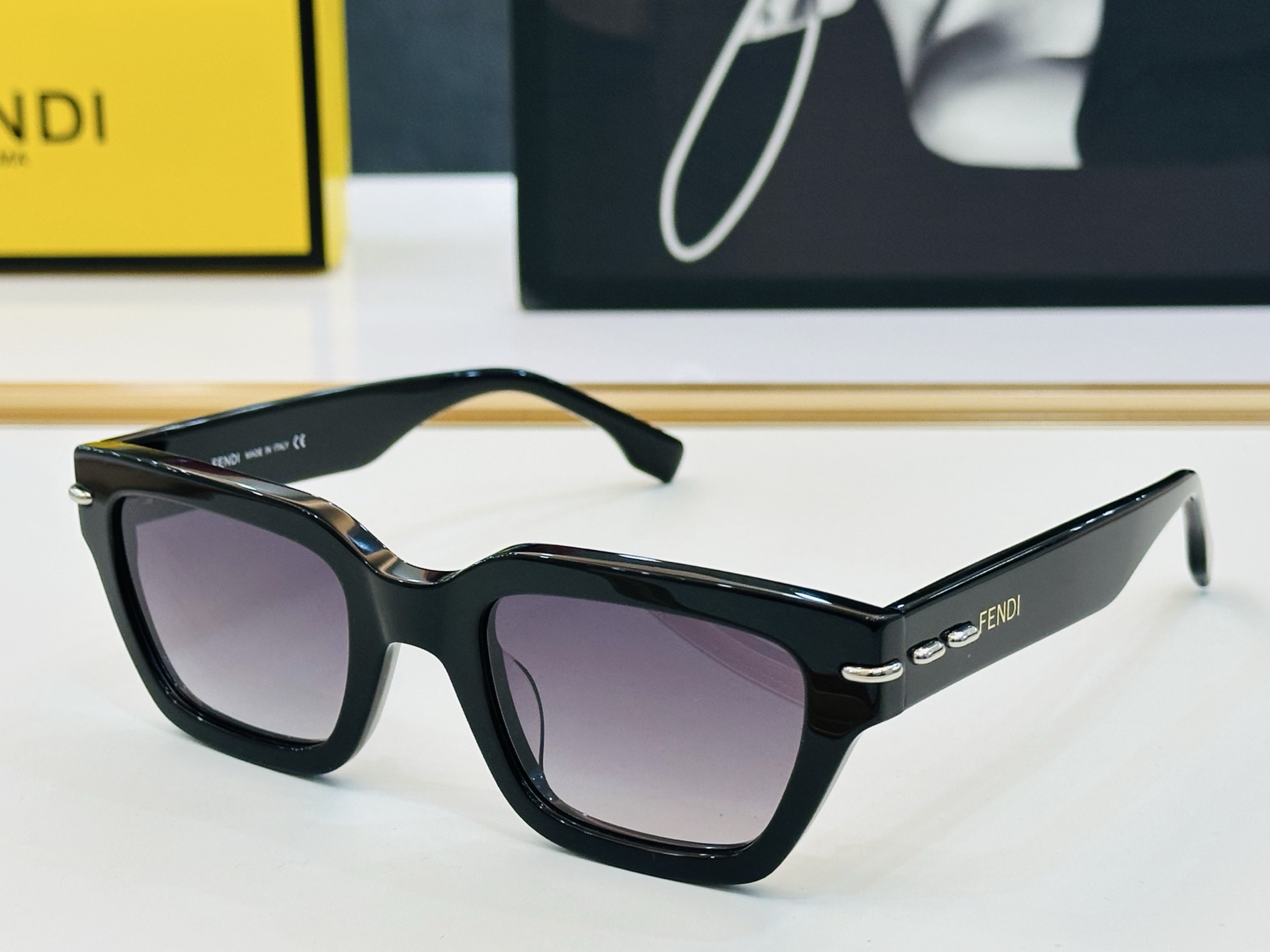 FEND* 芬家 FE40191 Size：50口24-145 👍👍标新立异 👄👄F 适合各种脸型