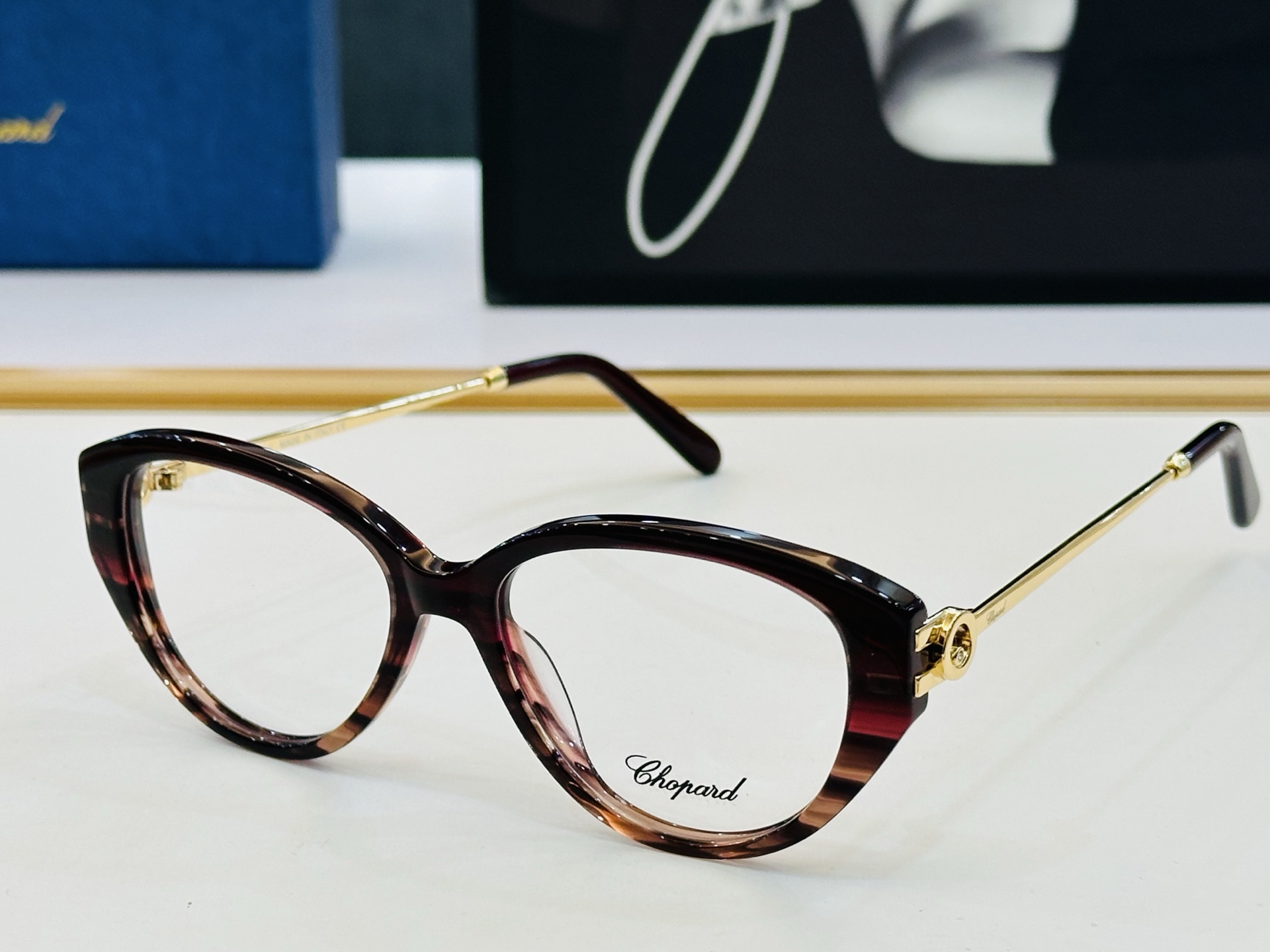 原版 ChoPard肖邦 MODEL: VCH388S Size：53口17-145 以现代时尚的设计风