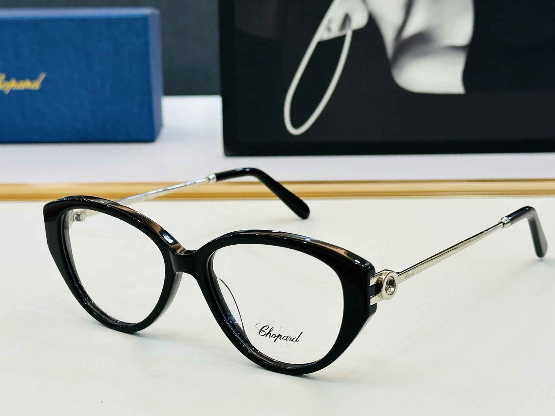 NO:374772,Original Chopard Chopin MODEL: VCH388S Size53 17-145 In modern and fashionable design style L light distribution frame Glasses sunglasses, glasses, chopard19860909原版 Chopard肖邦 MODEL: VCH388S Size53口17-145 以现代时尚的设计风格 L配光架 眼镜墨镜太阳镜,眼镜,chopard,glasses