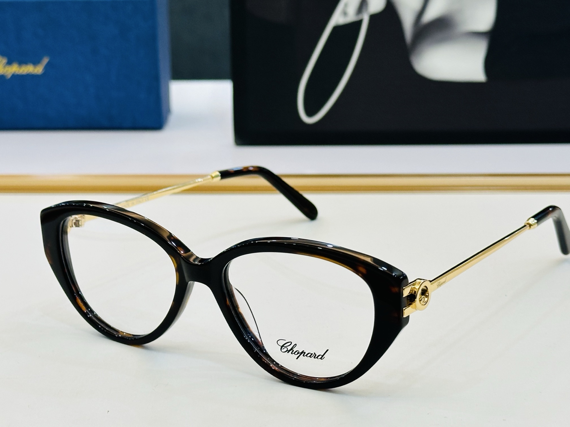 原版 ChoPard肖邦 MODEL: VCH388S Size：53口17-145 以现代时尚的设计风