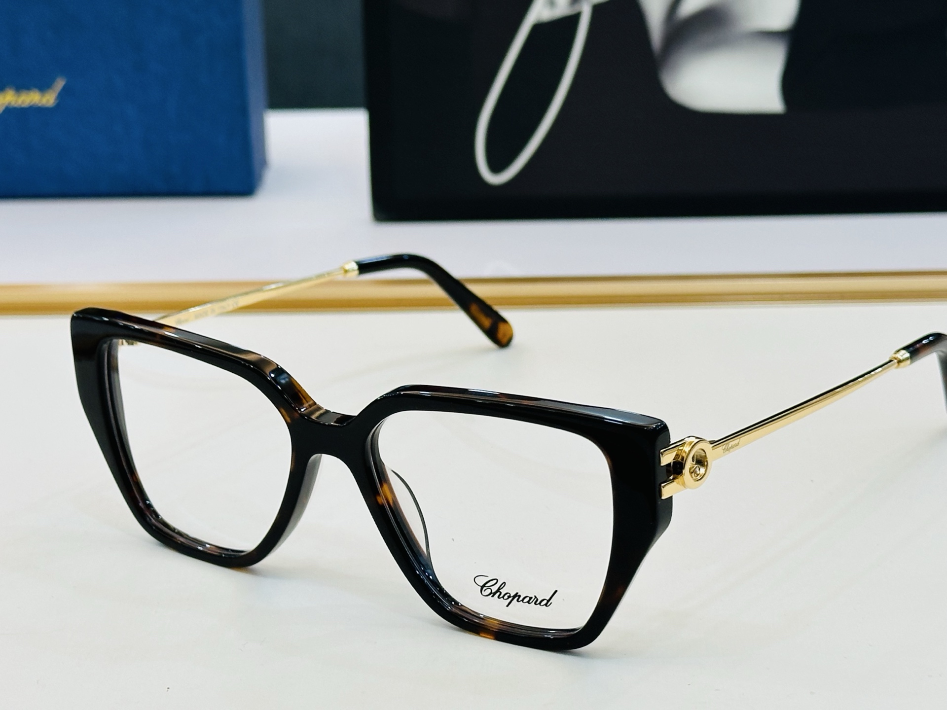 原版 ChoPard肖邦 MODEL: VCH380S Size：54口17-145 以现代时尚的设计风