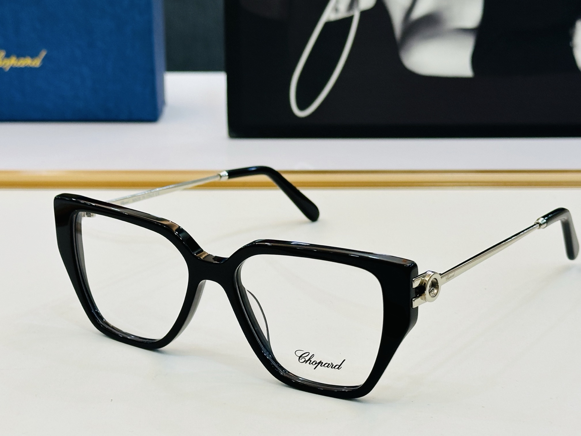 NO:374776,Original Chopard Chopin MODEL: VCH380S Size54-port 17-145 In modern and fashionable design style L light distribution frame Glasses sunglasses, glasses, chopard19860909原版 Chopard肖邦 MODEL: VCH380S Size54口17-145 以现代时尚的设计风格 L配光架 眼镜墨镜太阳镜,眼镜,chopard,glasses