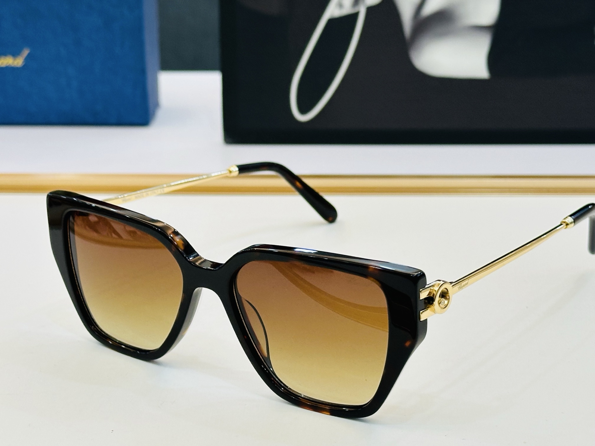 原版 ChoPard肖邦 MODEL: VCH380S Size：54口17-145 以现代时尚的设计风