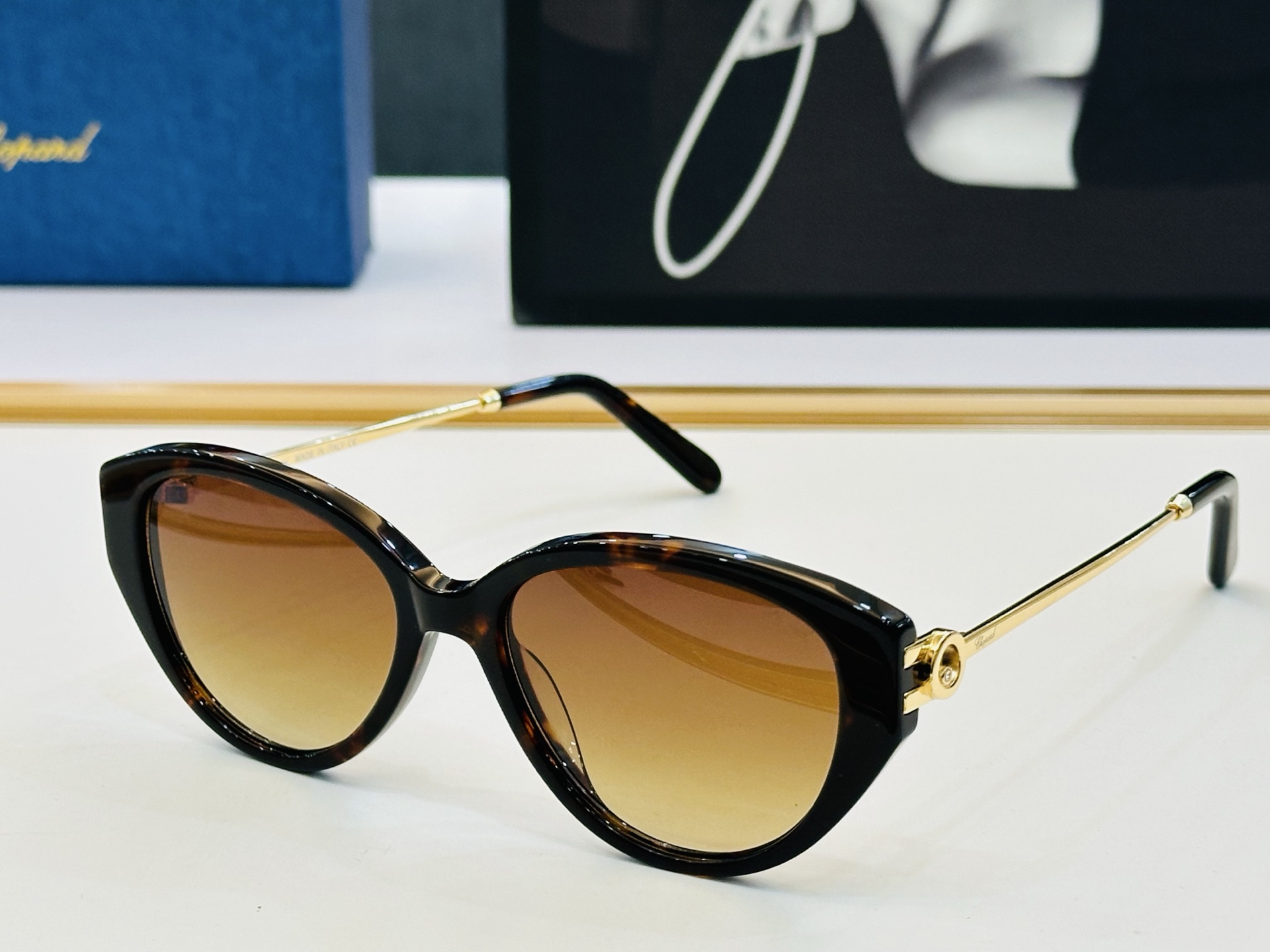 原版 ChoPard肖邦 MODEL: VCH388S Size：53口17-145 以现代时尚的设计风