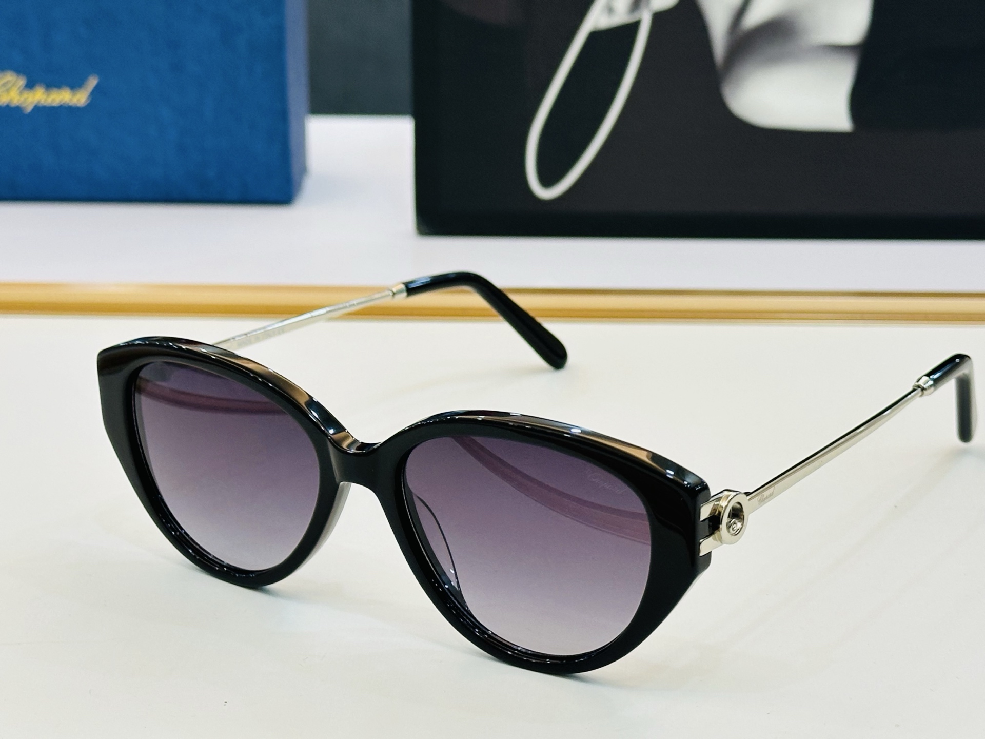 NO:374786,Original Chopard Chopin MODEL: VCH388S Size53 17-145 In modern and fashionable design style L sunglasses Glasses Sunglasses Sunglasses, glasses, chopard19860909原版 Chopard肖邦 MODEL: VCH388S Size53口17-145 以现代时尚的设计风格 L太阳镜 眼镜墨镜太阳镜,眼镜,chopard,glasses