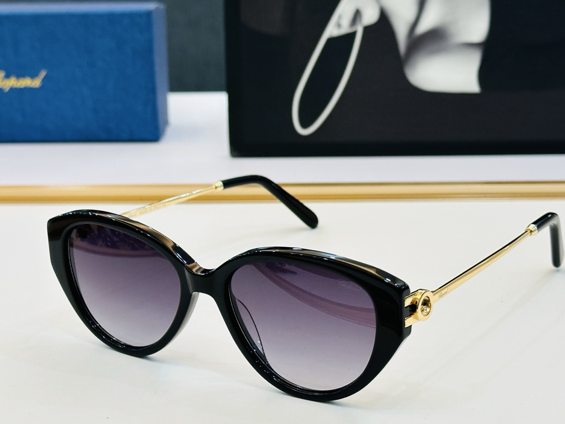 原版 ChoPard肖邦 MODEL: VCH388S Size：53口17-145 以现代时尚的设计风