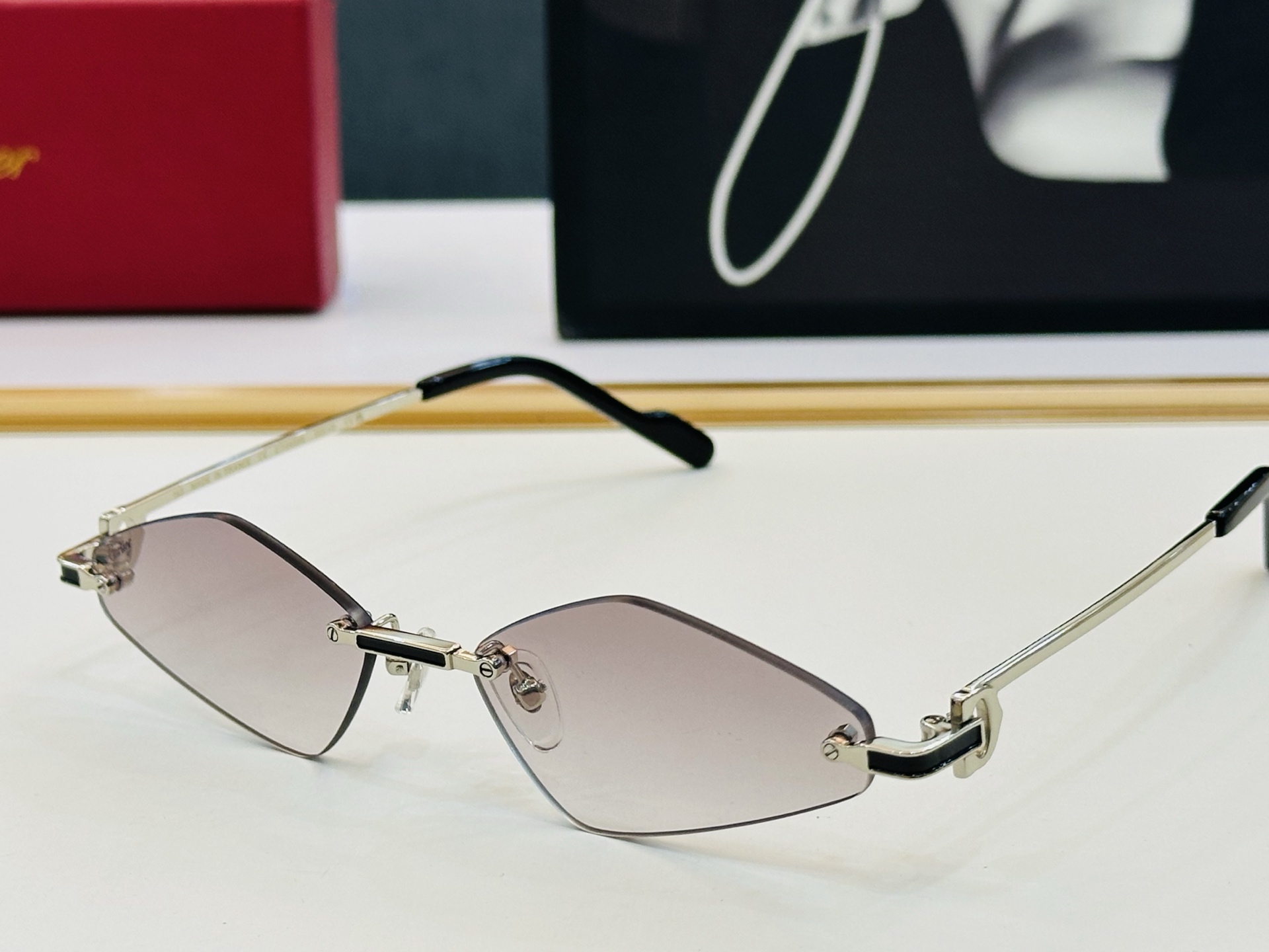 NO:375232,Original Cartie* Kajia Official Website Classic Sunglasses CT0659S Size56-17-143 Exquisite electroplating technology Big brand X It is very elegant when worn!  glasses sunglasses sunglasses, glasses, cartier19860909原版Cartie* 卡家 官网经典款 太阳镜 CT0659S Size56口17-143 电镀工艺精湛大牌品 X戴起来气质十足！ 眼镜墨镜太阳镜,眼镜,cartier,glasses