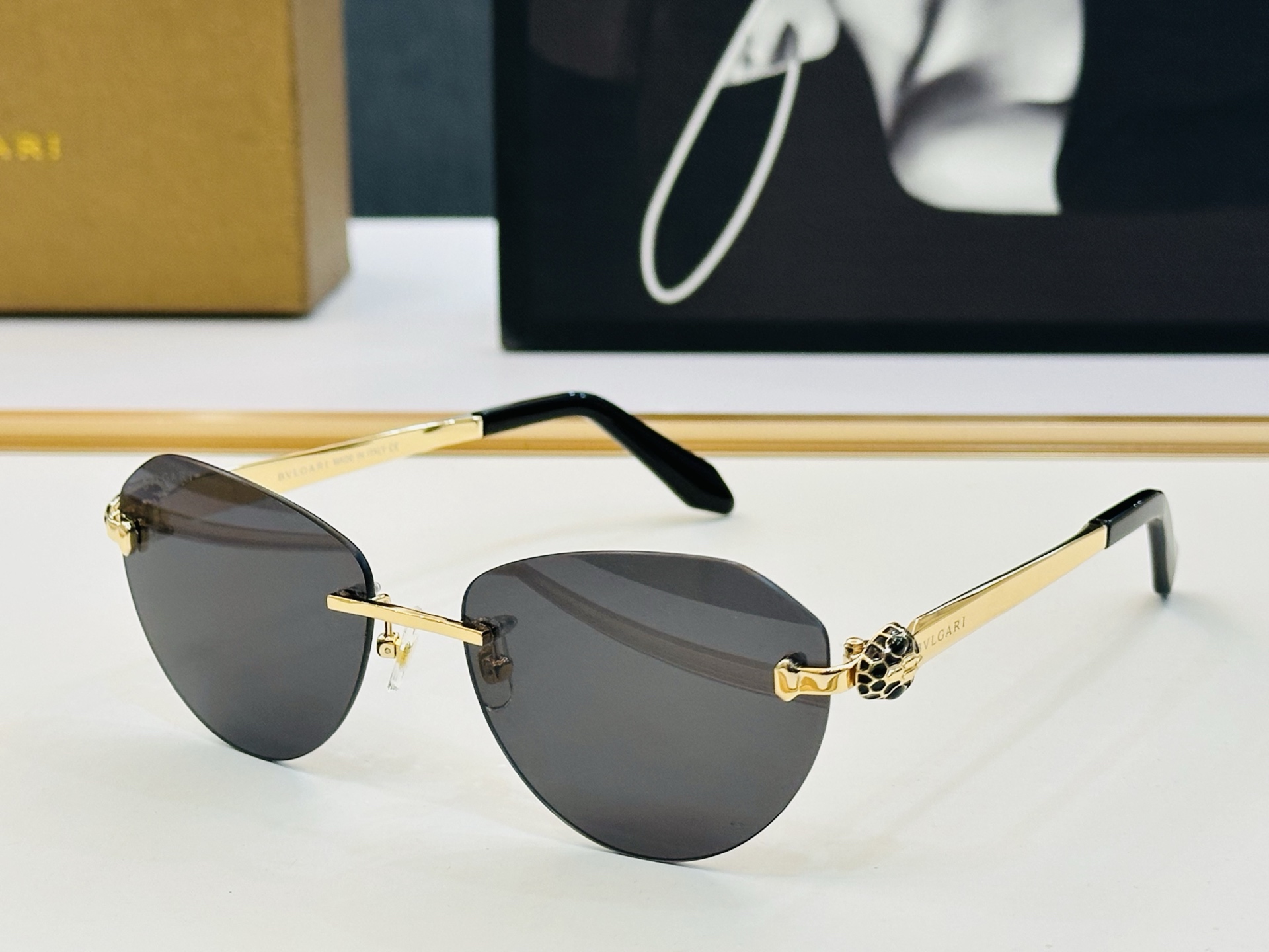 NO:375247,Model sold on the official website BV50042U Size 56 17-145 You must buy the quality perfectly. The must-have for L out of the street. Glasses, sunglasses, sunglasses, glasses, bottega veneta19860909款 官网同售 宝格家 BV50042U Size 56口17-145 绝对要买品质非常完美 L出街必备 眼镜墨镜太阳镜,眼镜,bottega veneta,glasses