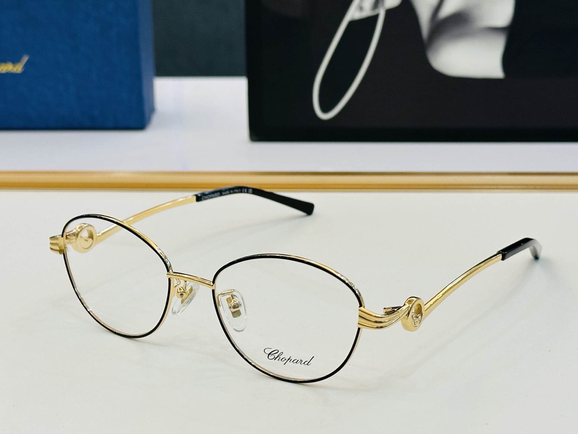 NO:374753,Original Chopard Chopin MODEL: VCHA54J Size52 port 19-140 In modern and fashionable design style L light distribution frame Glasses sunglasses, glasses, chopard19860909原版 Chopard肖邦 MODEL: VCHA54J Size52口19-140 以现代时尚的设计风格 L配光架 眼镜墨镜太阳镜,眼镜,chopard,glasses