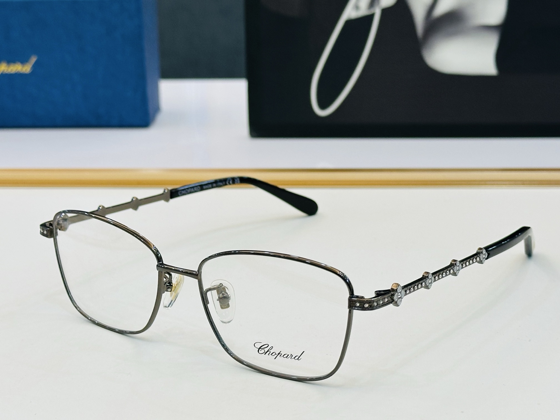 NO:374763,Original Chopard Chopin MODEL: VCHG65S Size53-port 17-140 In modern and fashionable design style L light distribution frame Glasses sunglasses, glasses, chopard19860909原版 Chopard肖邦 MODEL: VCHG65S Size53口17-140 以现代时尚的设计风格 L配光架 眼镜墨镜太阳镜,眼镜,chopard,glasses