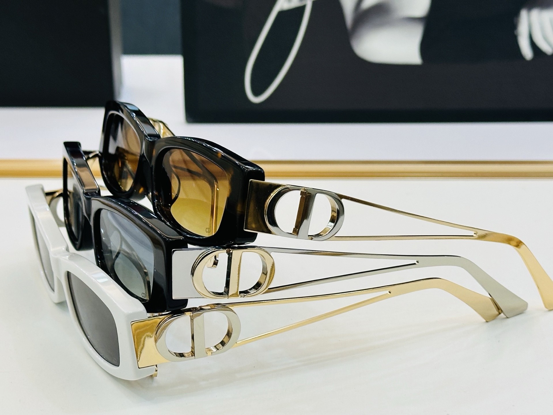 迪家 🔻DIO* B14F Size：54口17-135 春夏款墨镜 😎🔆。。搭配镜腿精致烫字配饰 C官