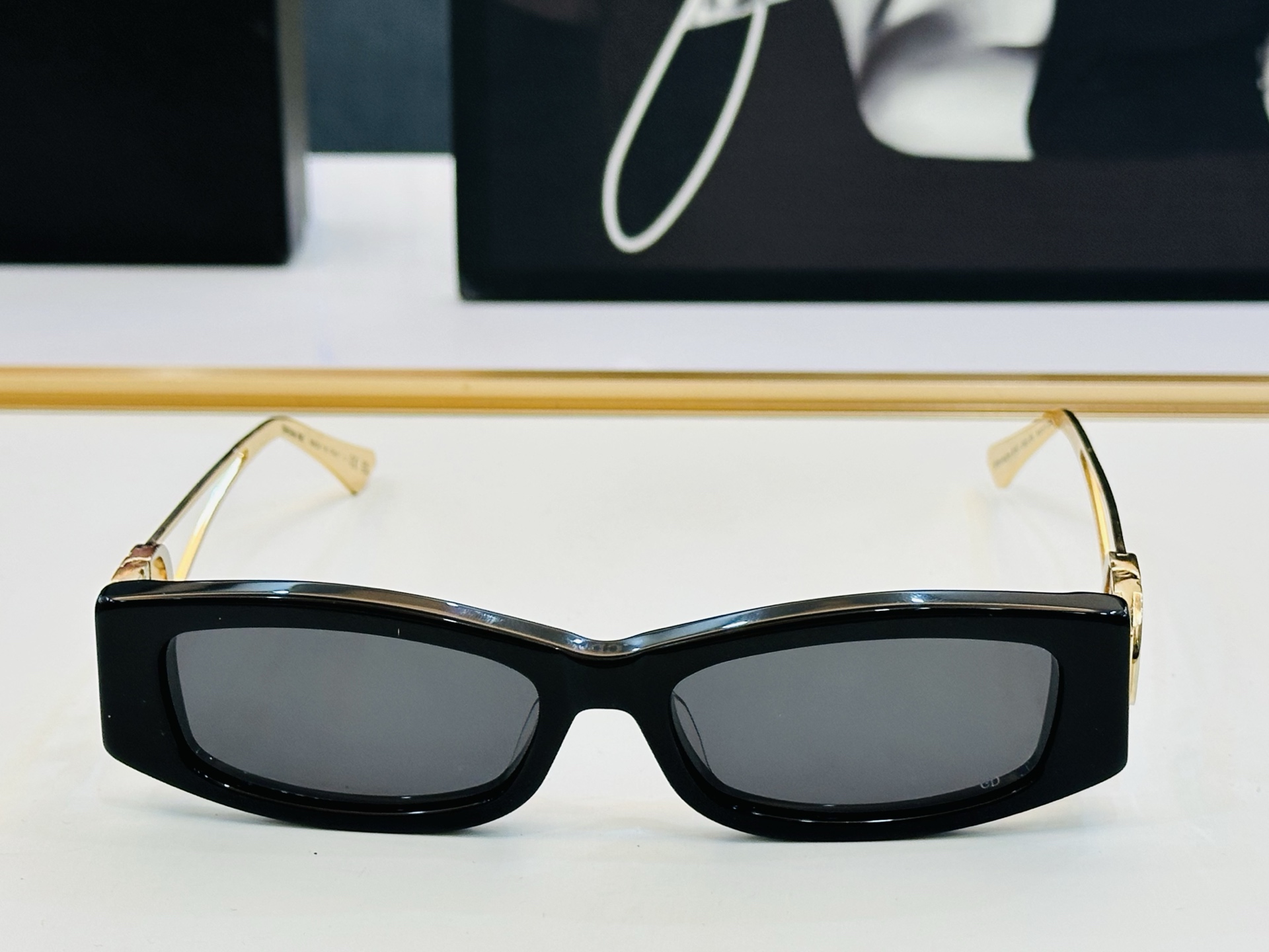 迪家 🔻DIO* B14F Size：54口17-135 春夏款墨镜 😎🔆。。搭配镜腿精致烫字配饰 C官