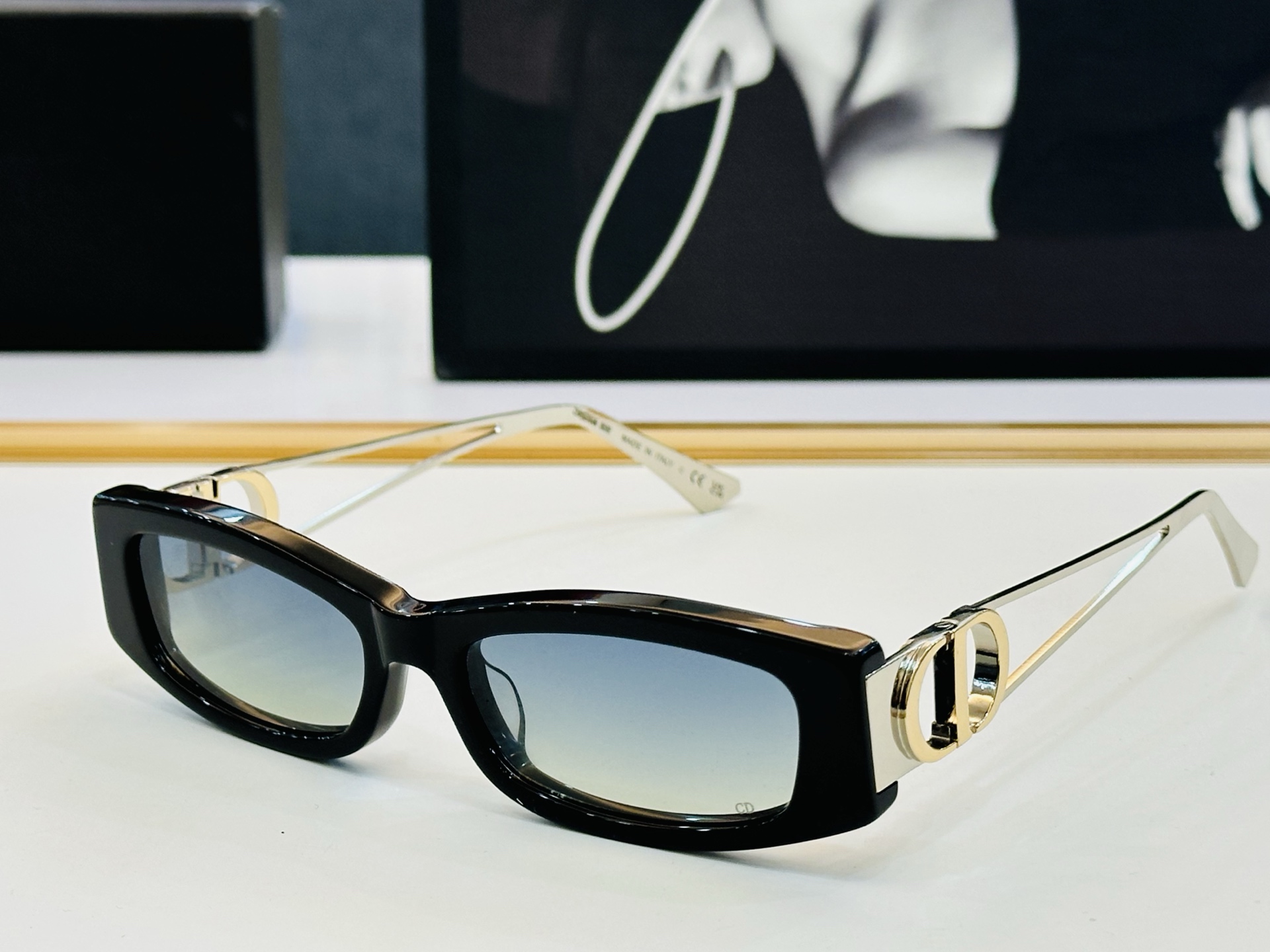 迪家 🔻DIO* B14F Size：54口17-135 春夏款墨镜 😎🔆。。搭配镜腿精致烫字配饰 C官