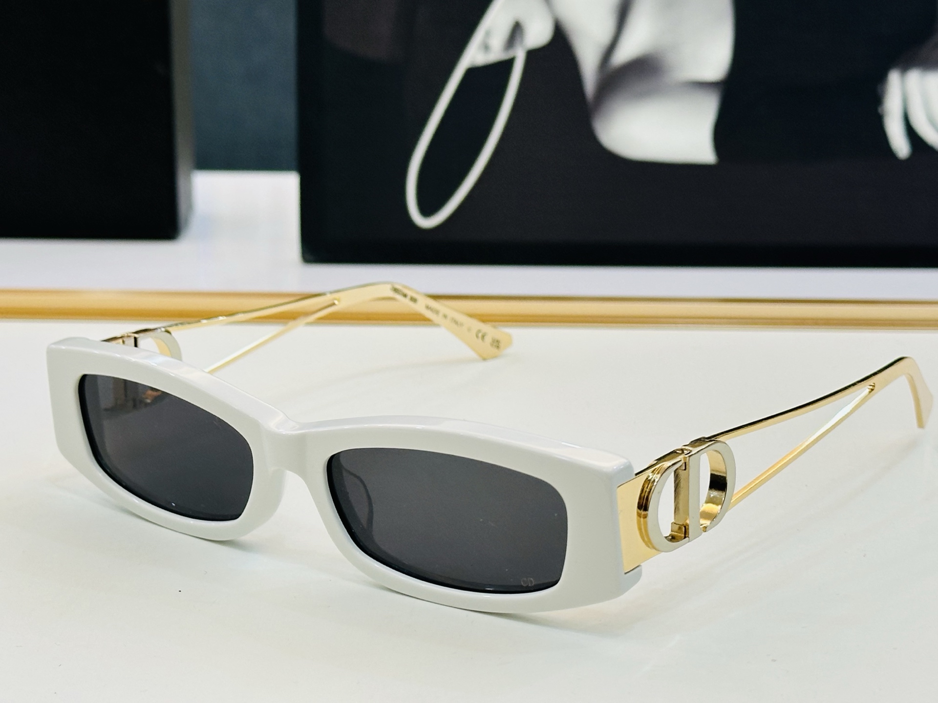 迪家 🔻DIO* B14F Size：54口17-135 春夏款墨镜 😎🔆。。搭配镜腿精致烫字配饰 C官