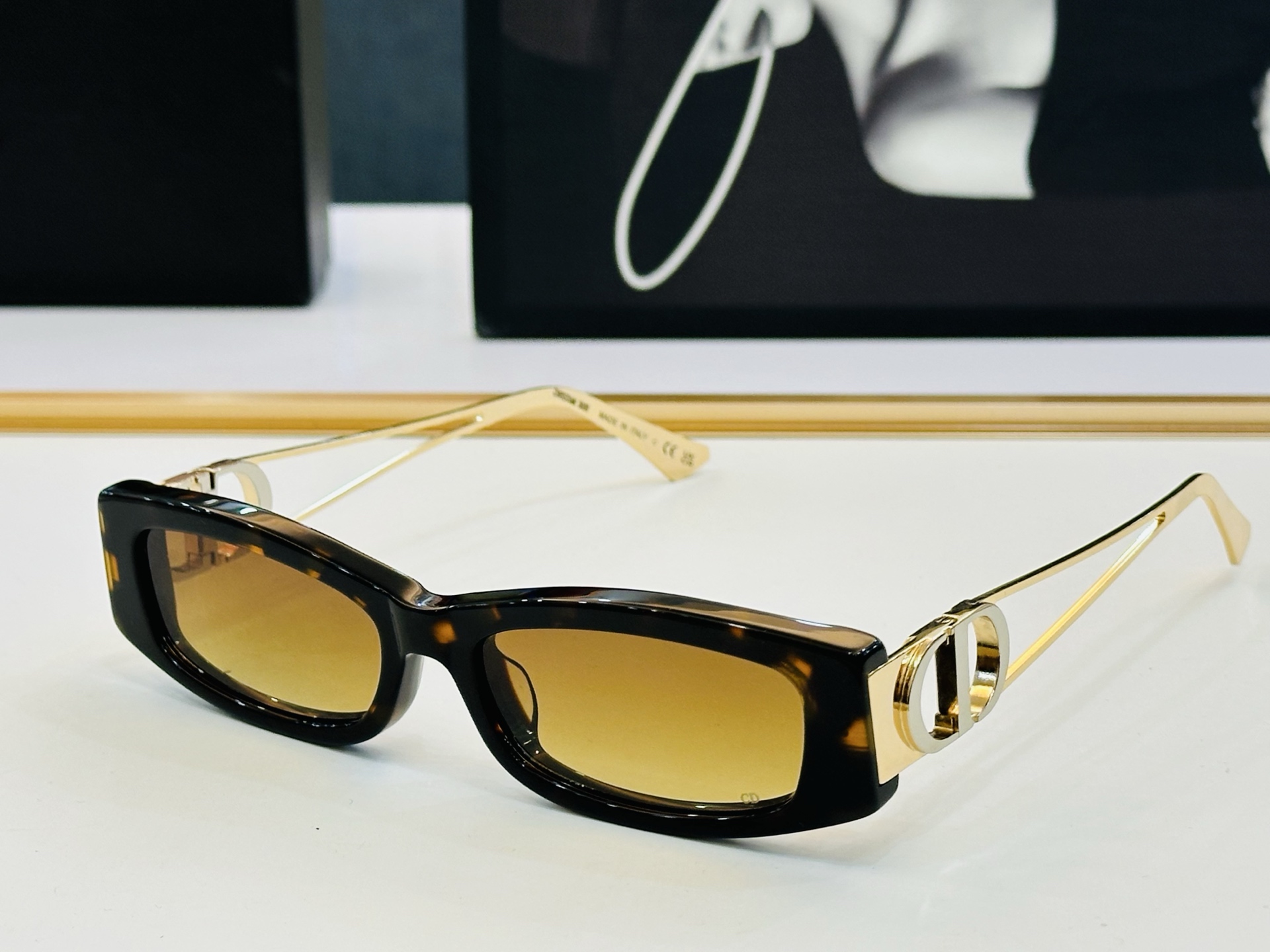 迪家 🔻DIO* B14F Size：54口17-135 春夏款墨镜 😎🔆。。搭配镜腿精致烫字配饰 C官